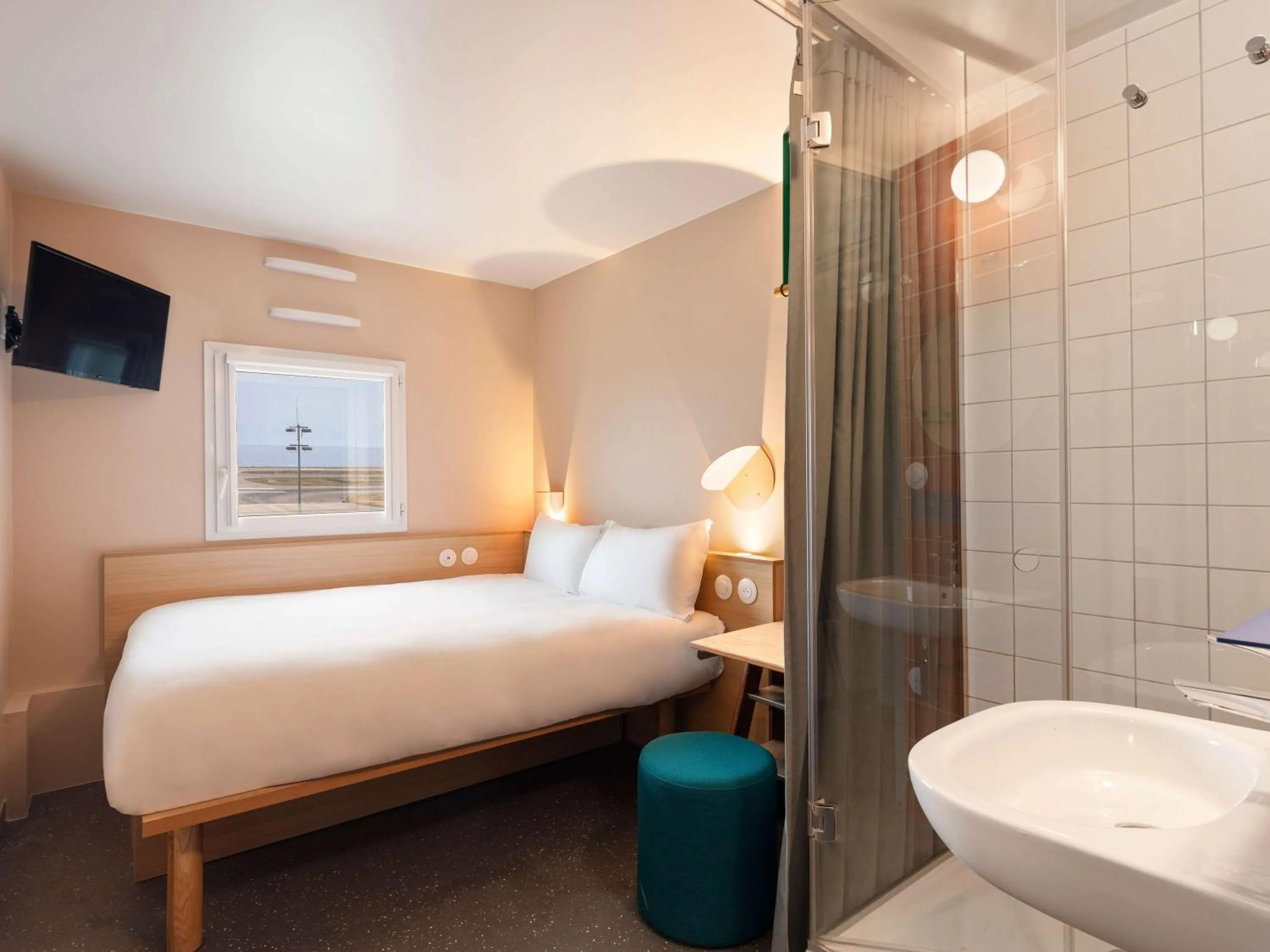 Bathroom, Bed in Greet Hotel Nice Aéroport Promenade des Anglais