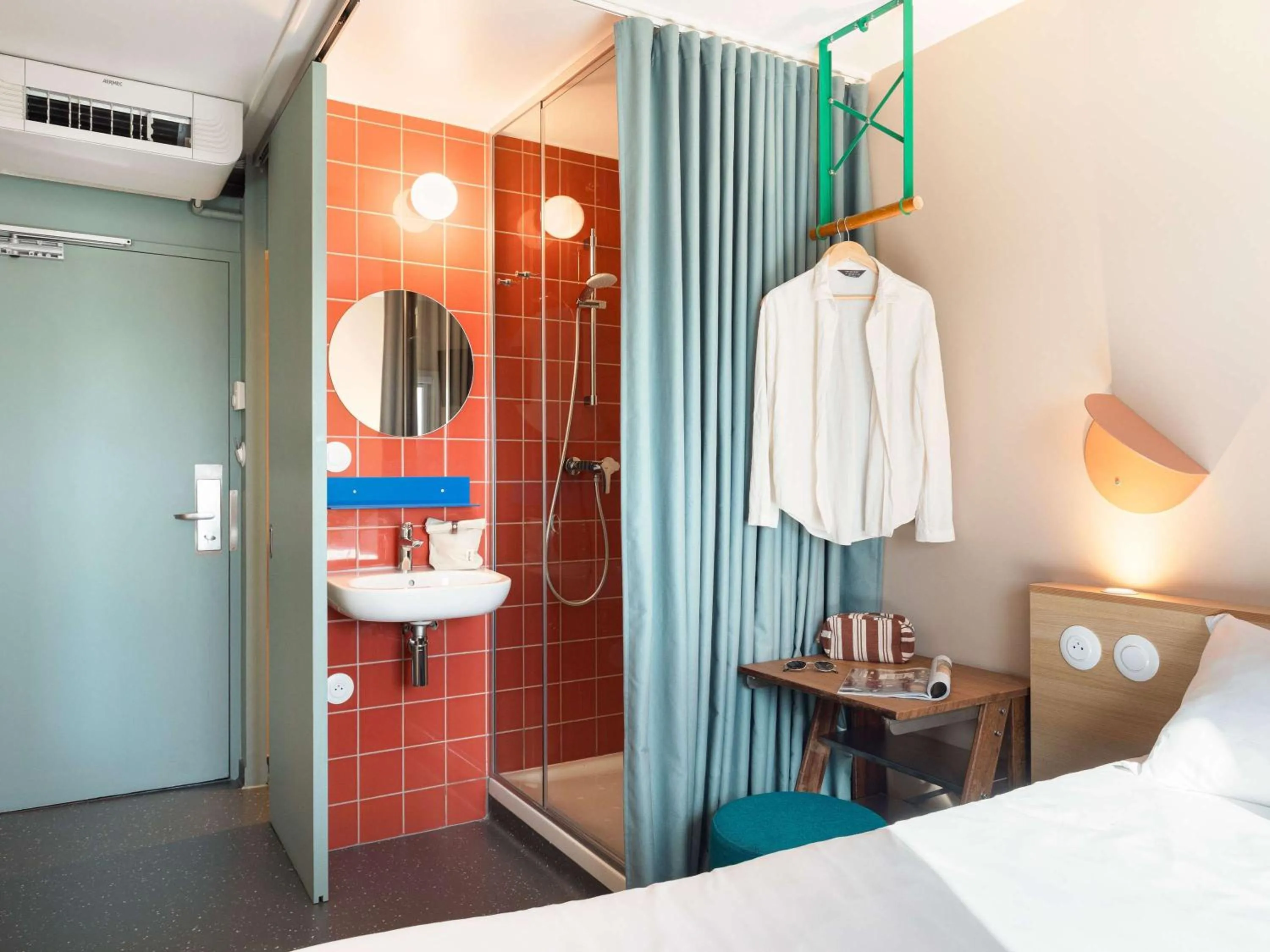 Bathroom, Bed in Greet Hotel Nice Aéroport Promenade des Anglais