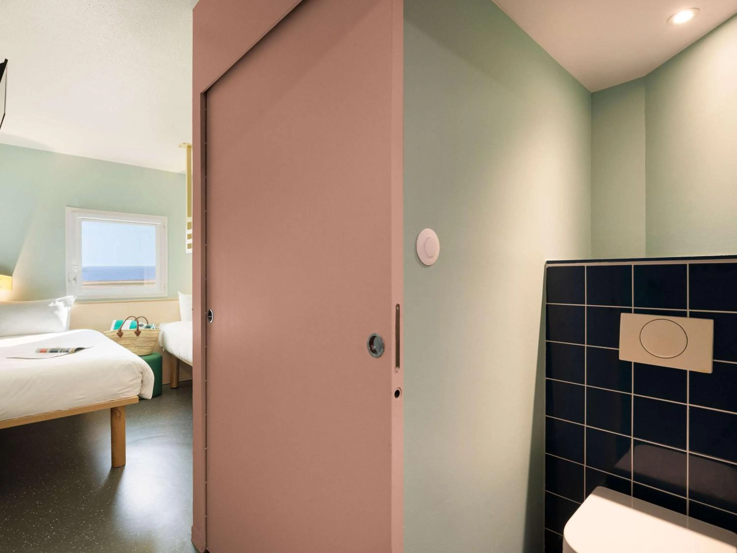 Bedroom, Bed in Greet Hotel Nice Aéroport Promenade des Anglais