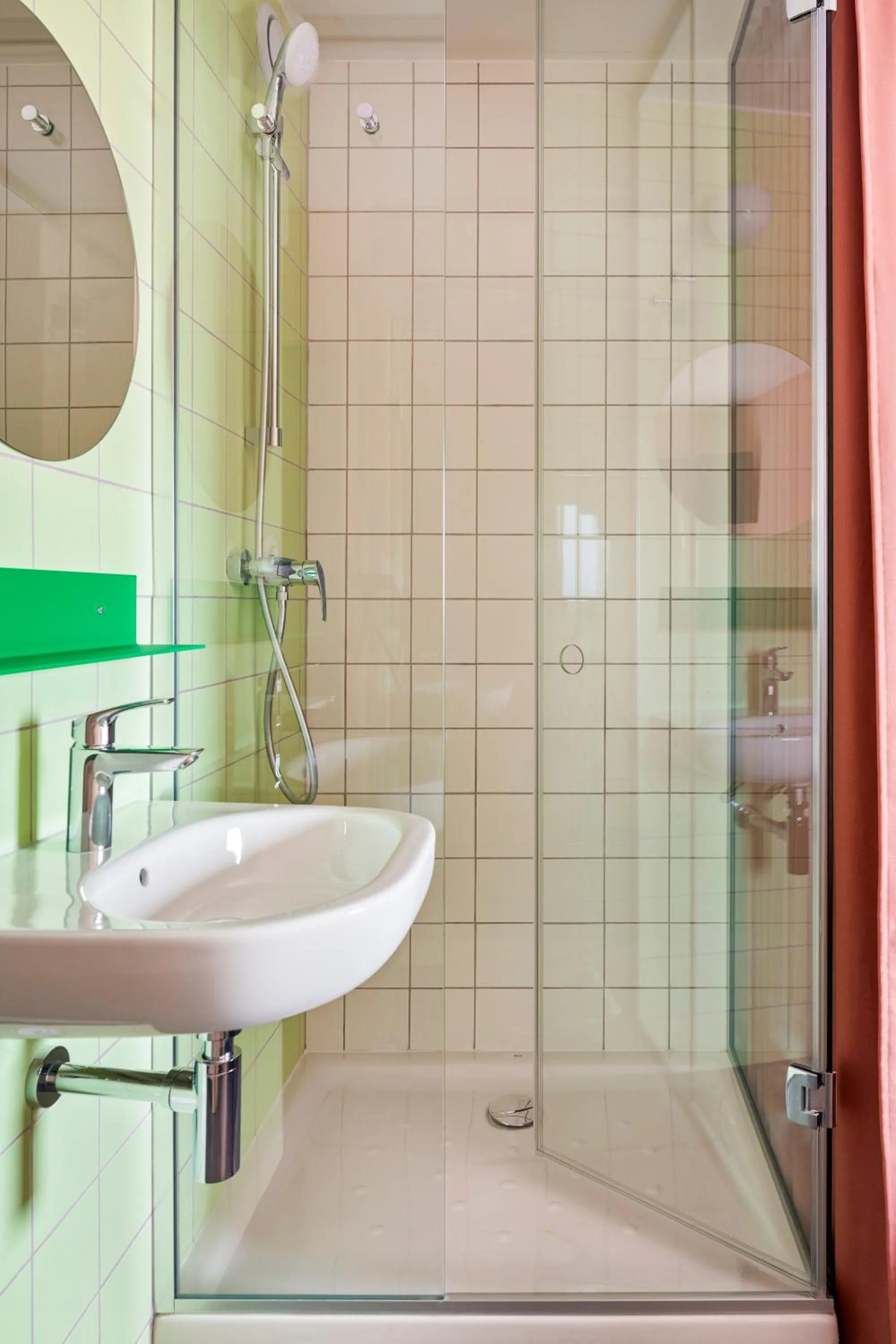 Shower in Greet Hotel Nice Aéroport Promenade des Anglais