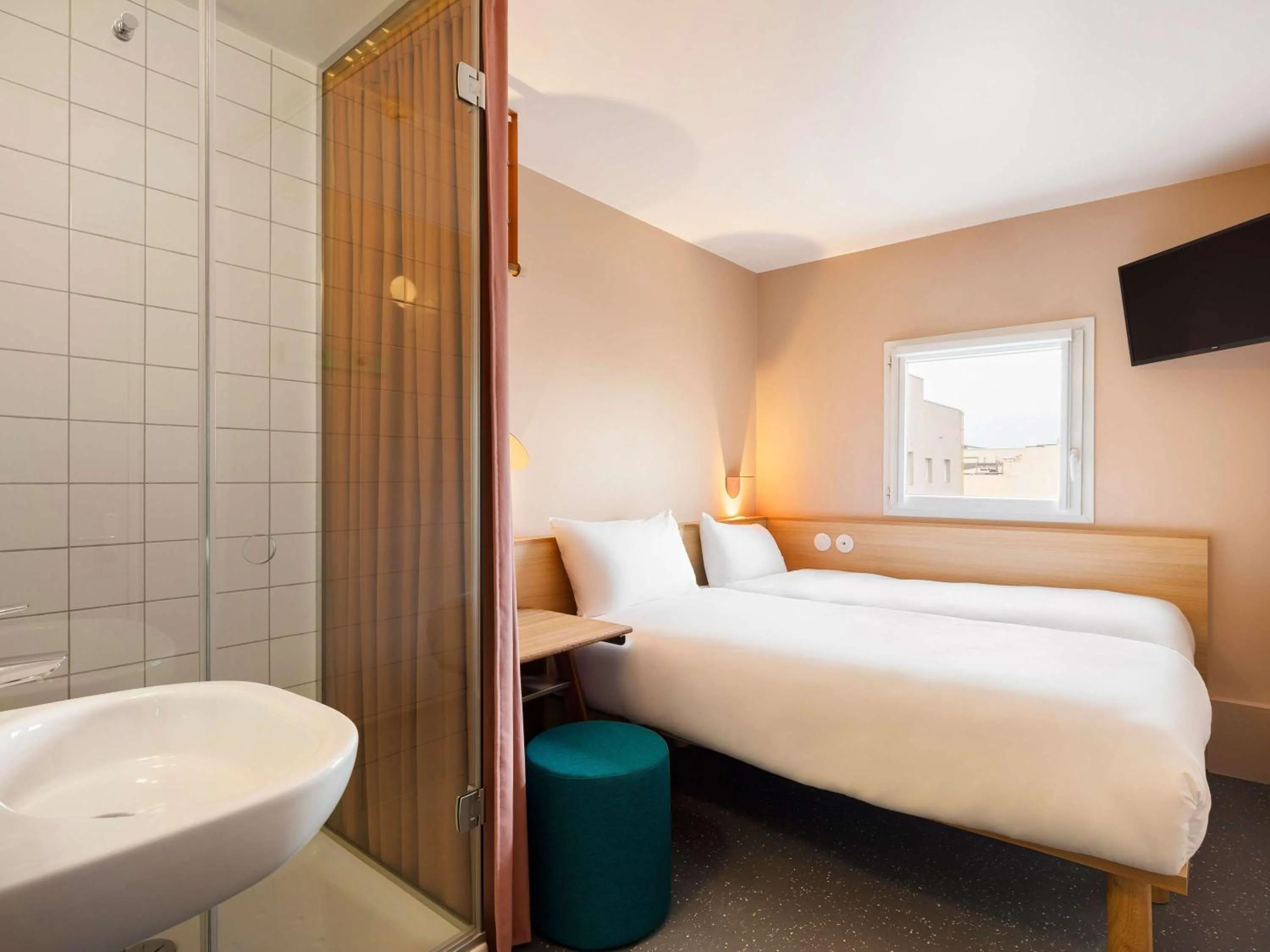 Bathroom, Bed in Greet Hotel Nice Aéroport Promenade des Anglais