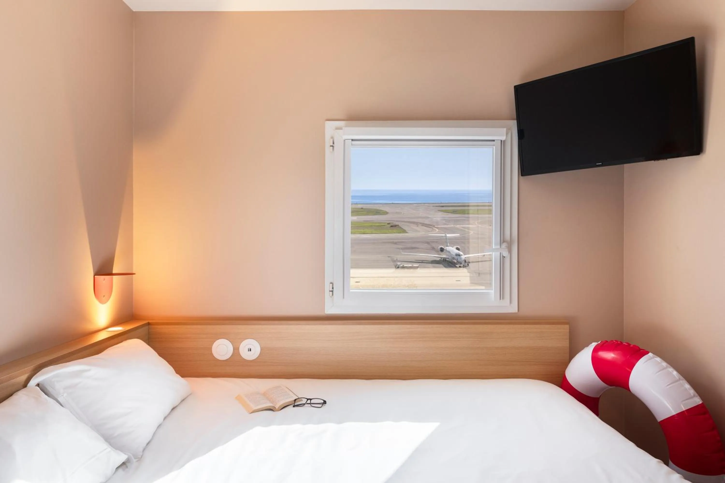 Bedroom, Bed in Greet Hotel Nice Aéroport Promenade des Anglais