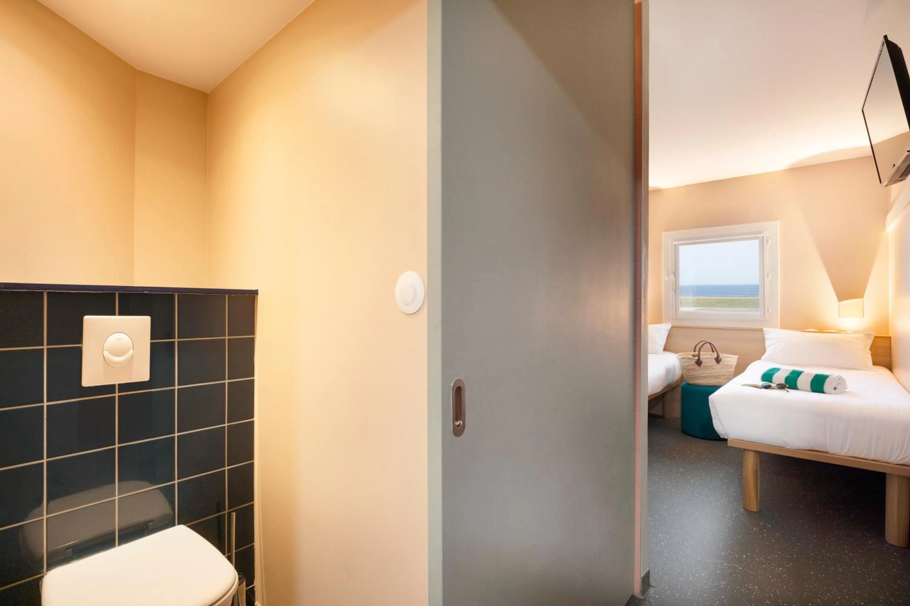 Bedroom, Bed in Greet Hotel Nice Aéroport Promenade des Anglais