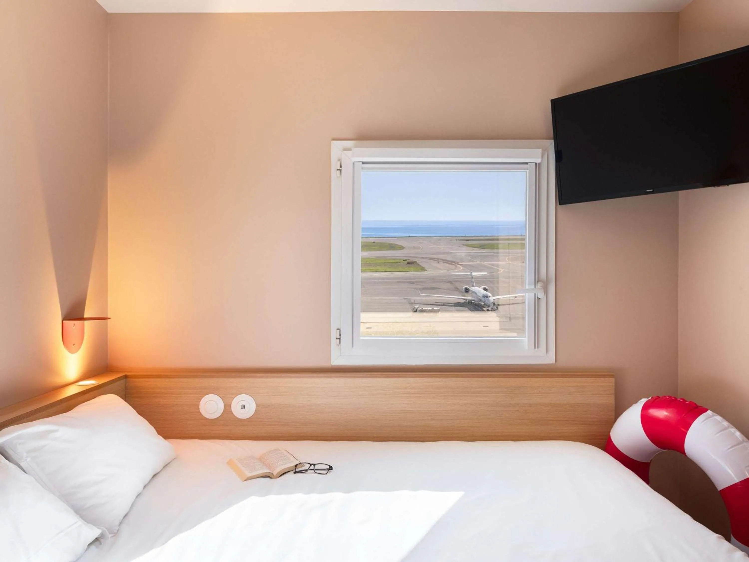 Bedroom, Bed in Greet Hotel Nice Aéroport Promenade des Anglais