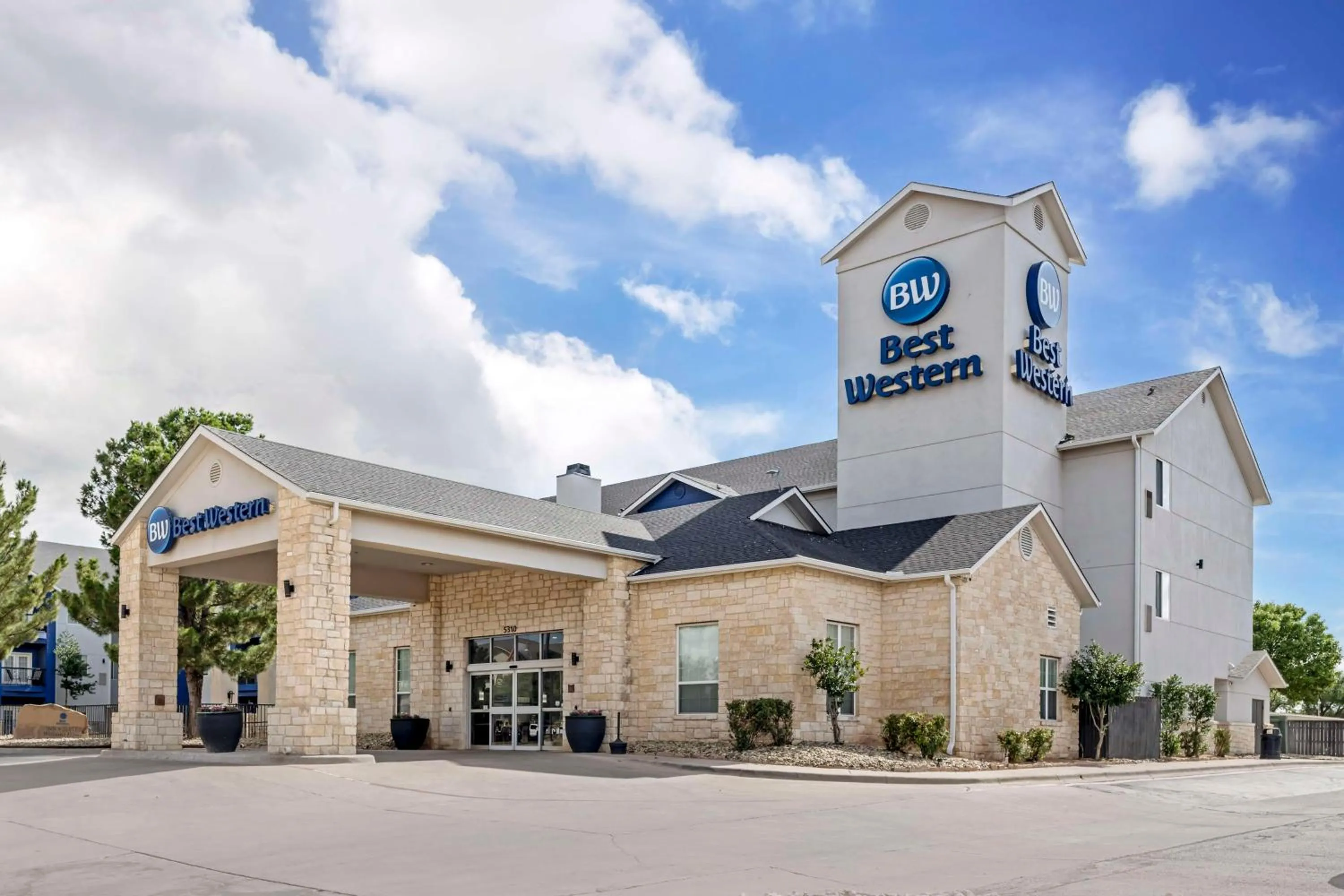 Property building in Best Western Lubbock West Inn & Suites