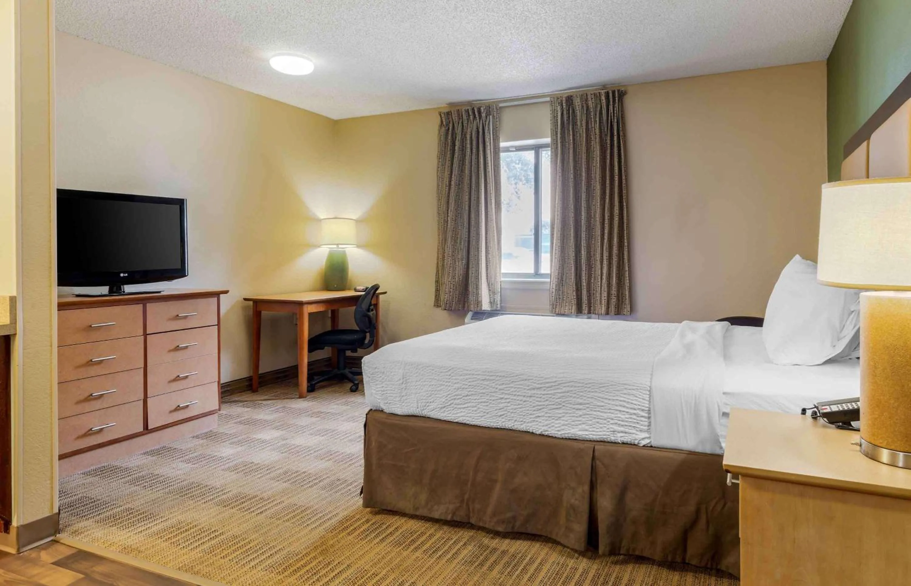 Bedroom, Bed in Extended Stay America Suites - Toledo - Maumee