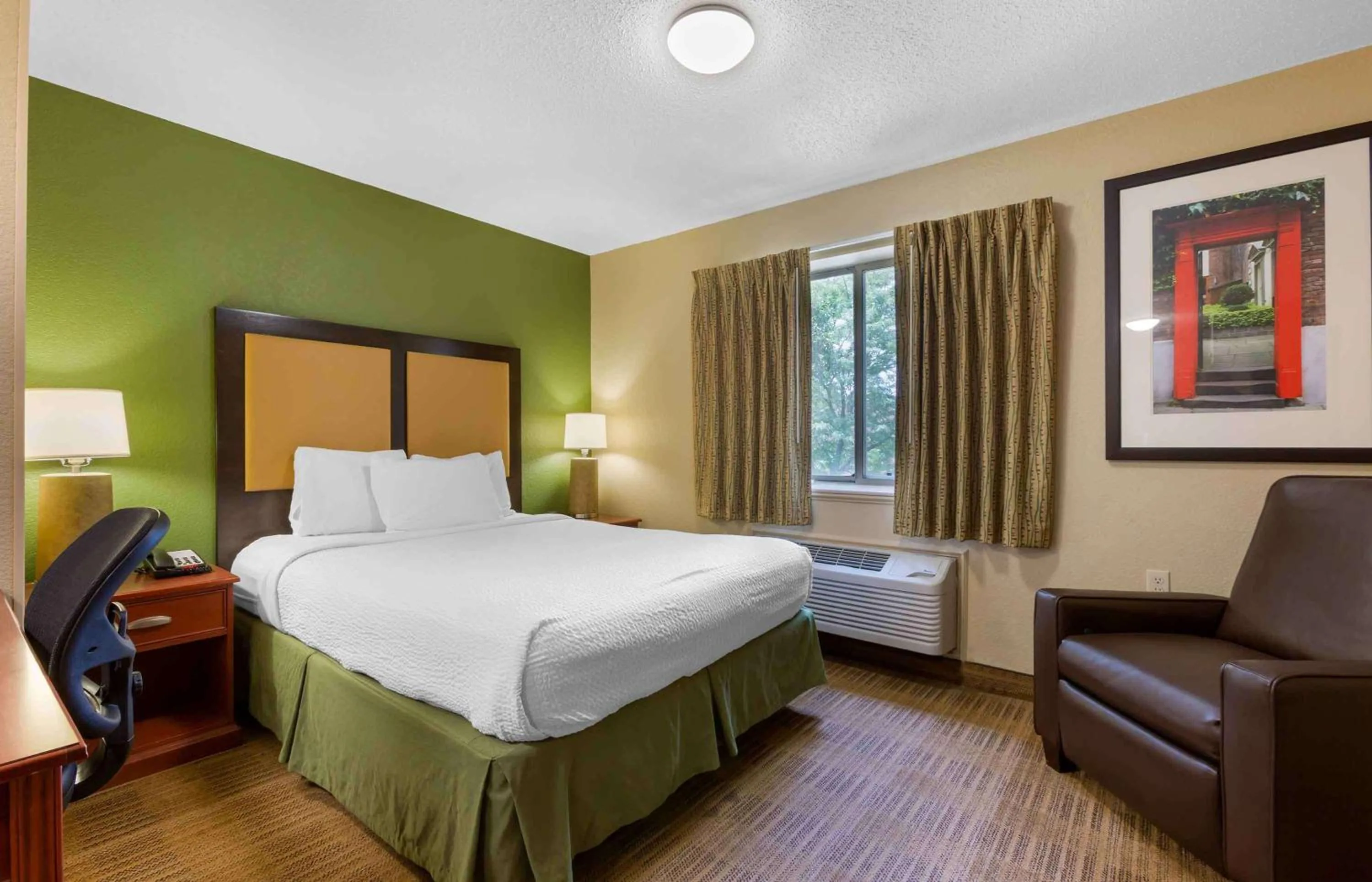 Bedroom, Bed in Extended Stay America Suites - Toledo - Maumee