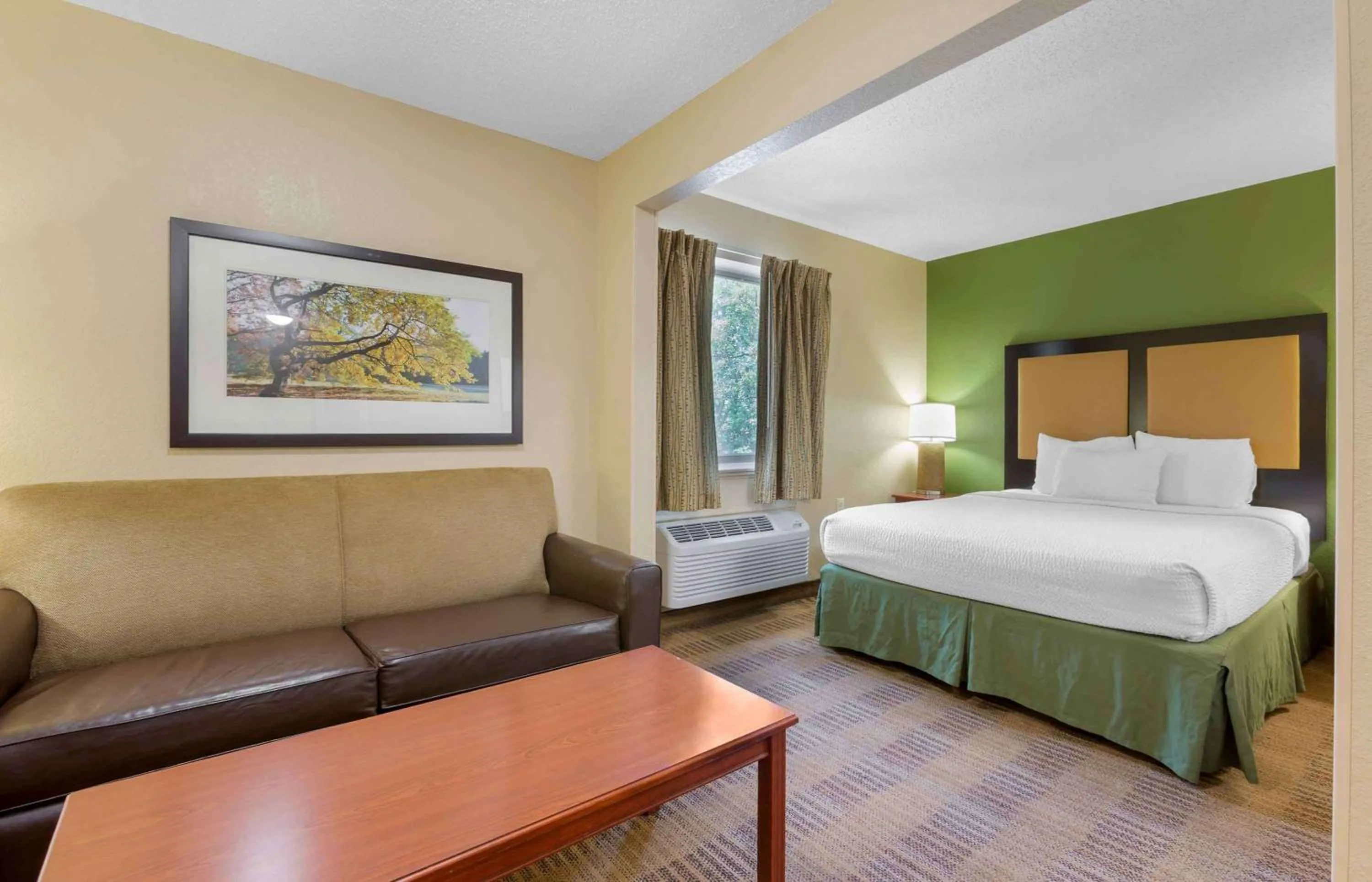 Bedroom, Bed in Extended Stay America Suites - Toledo - Maumee