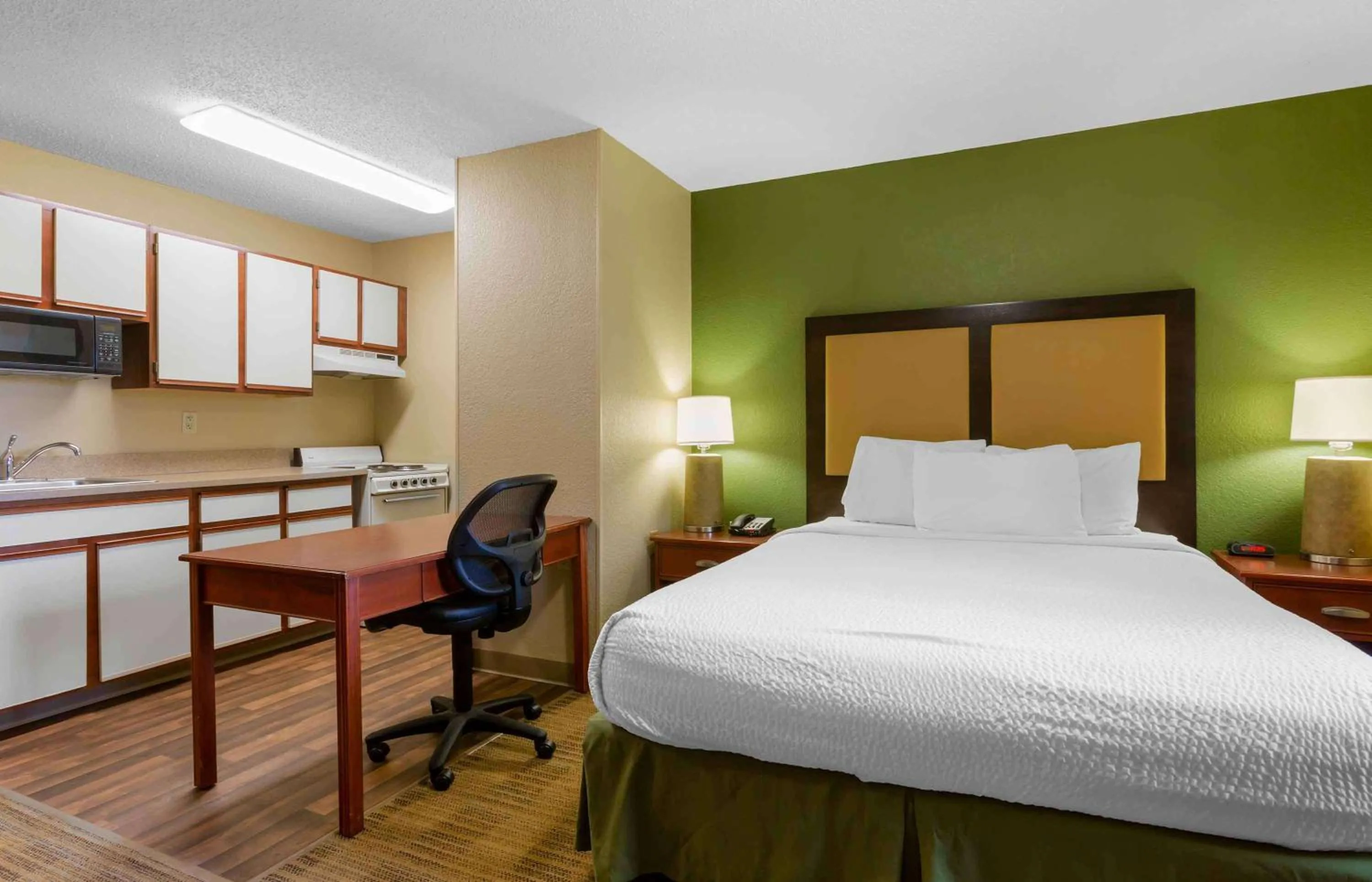 Bedroom, Bed in Extended Stay America Suites - Toledo - Maumee