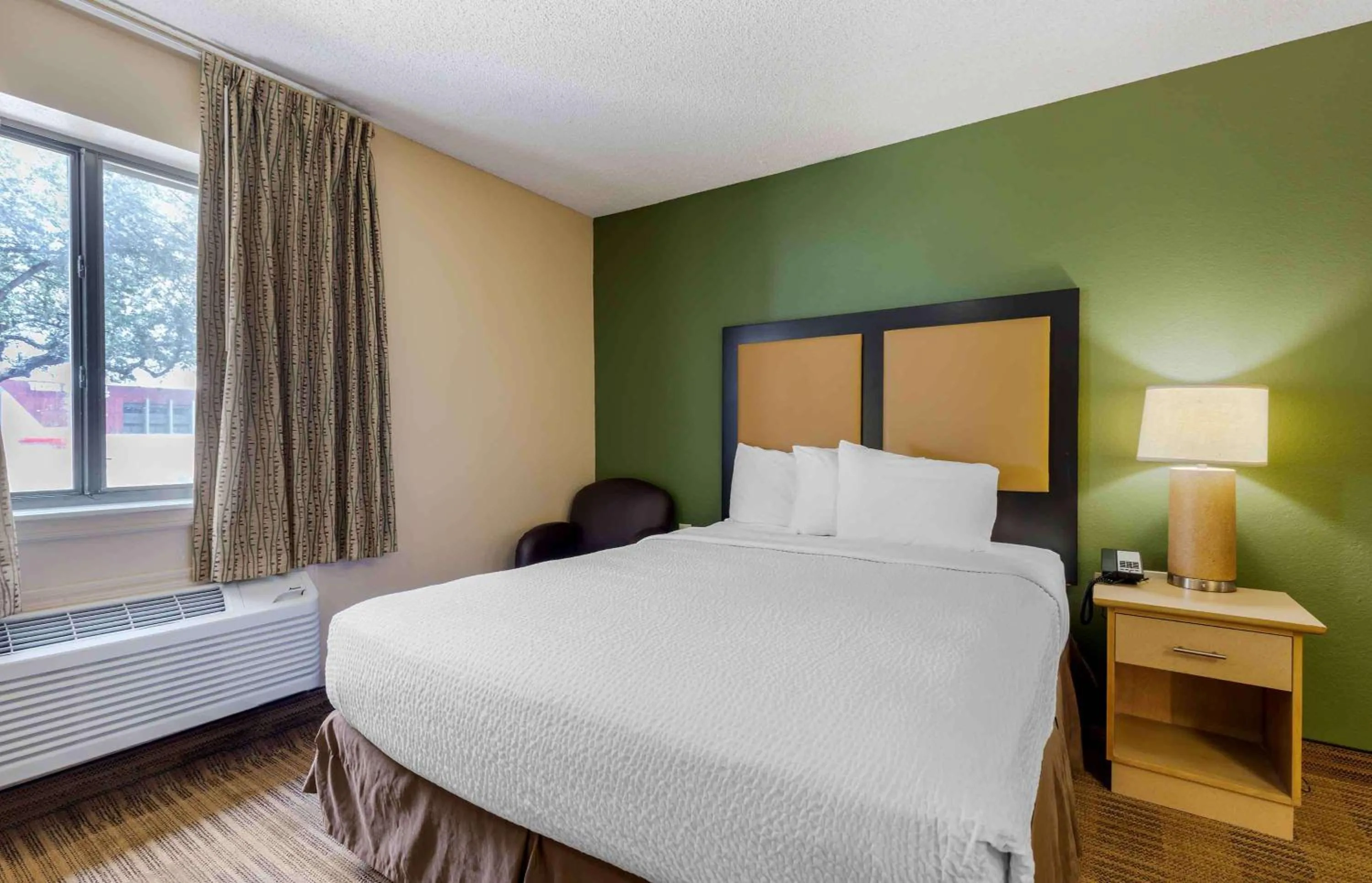 Bedroom, Bed in Extended Stay America Suites - Toledo - Maumee