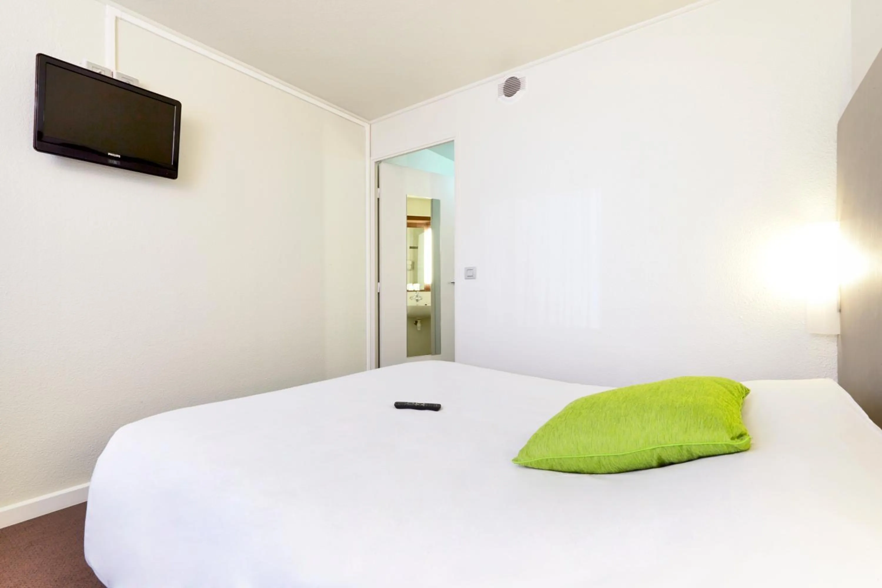 Bedroom, Bed in Campanile Paris Est - Porte de Bagnolet