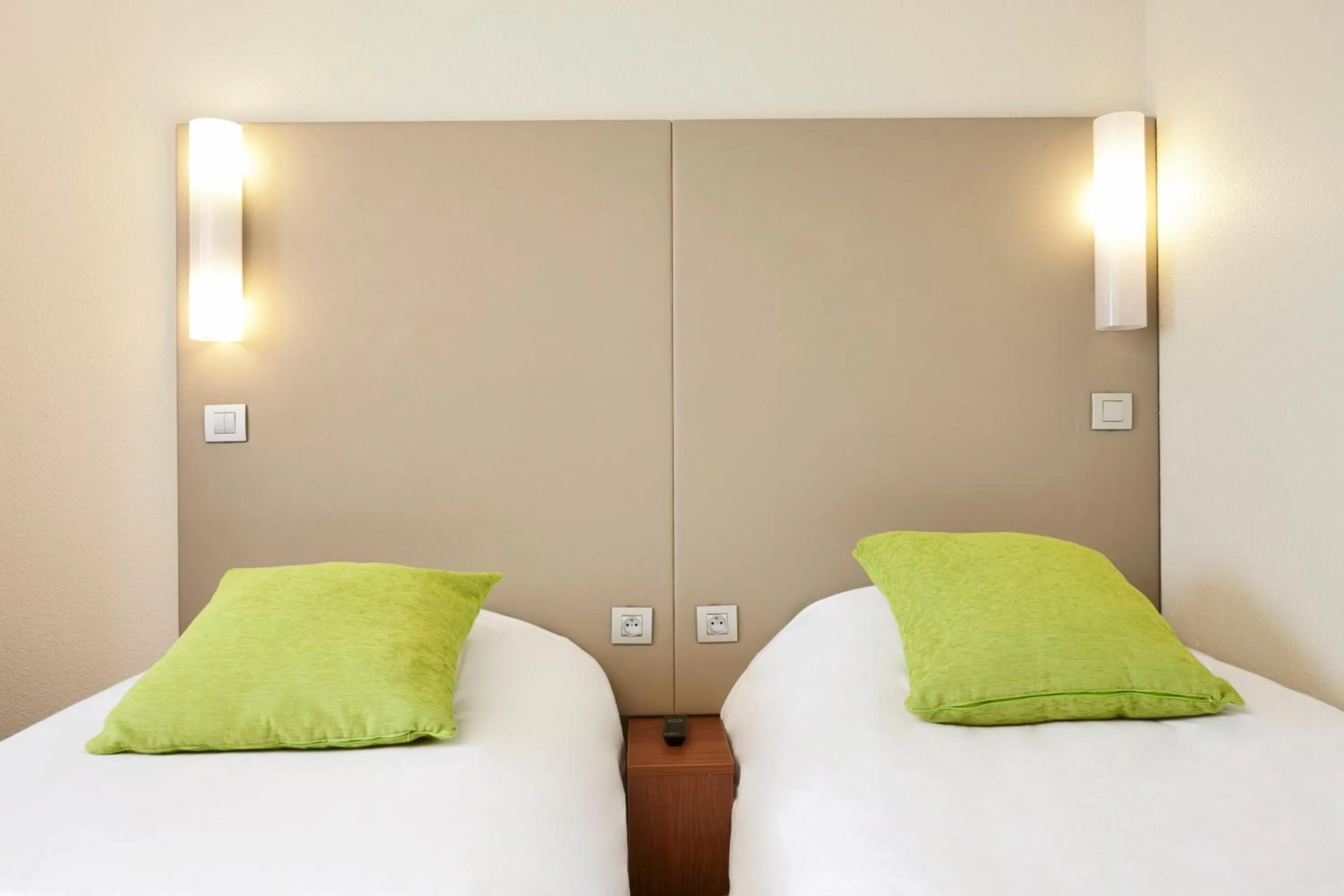 Bedroom, Bed in Campanile Paris Est - Porte de Bagnolet