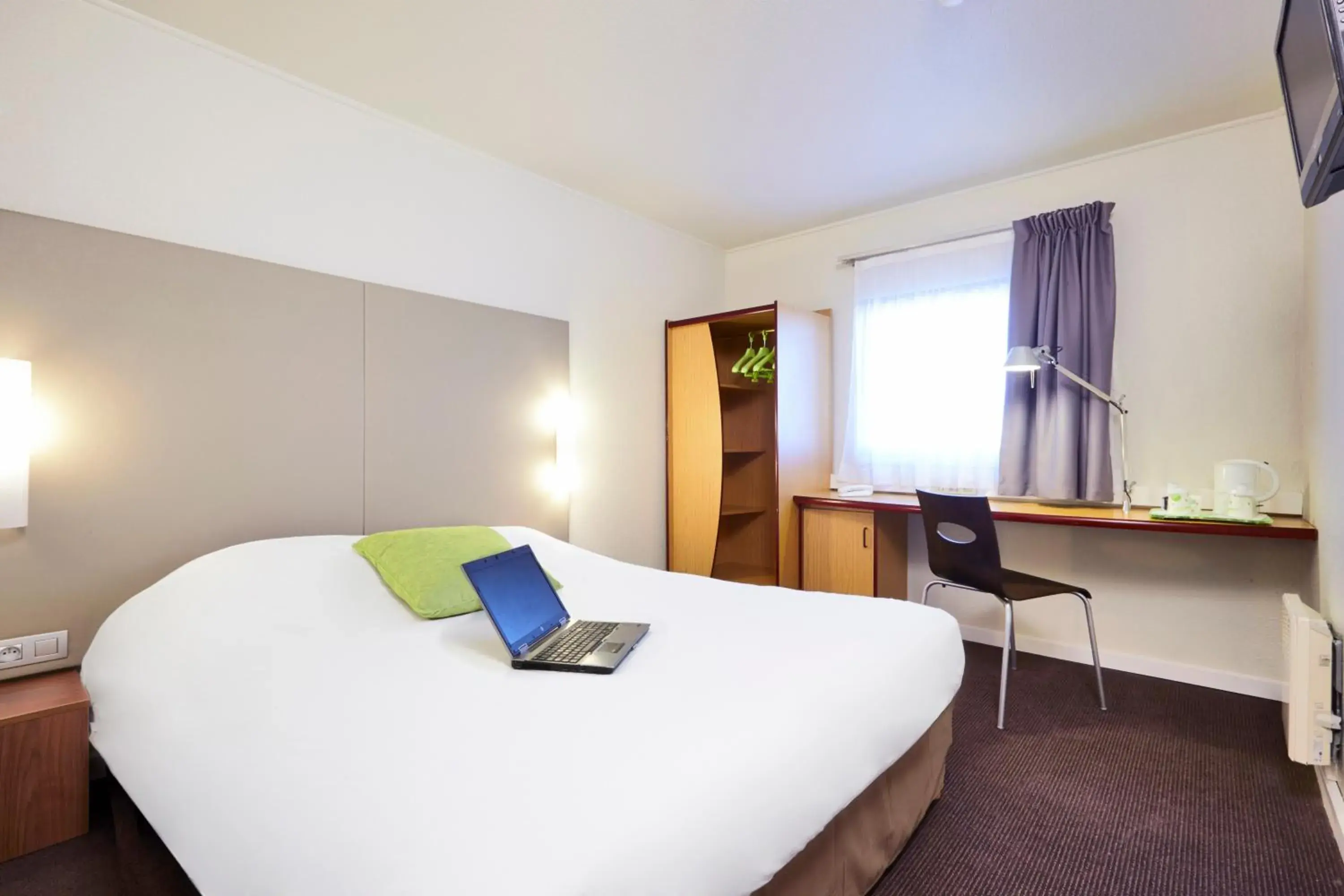 Superior King Room in Campanile Paris Est - Porte de Bagnolet Superior King Room in Campanile Paris Est - Porte de Bagnolet