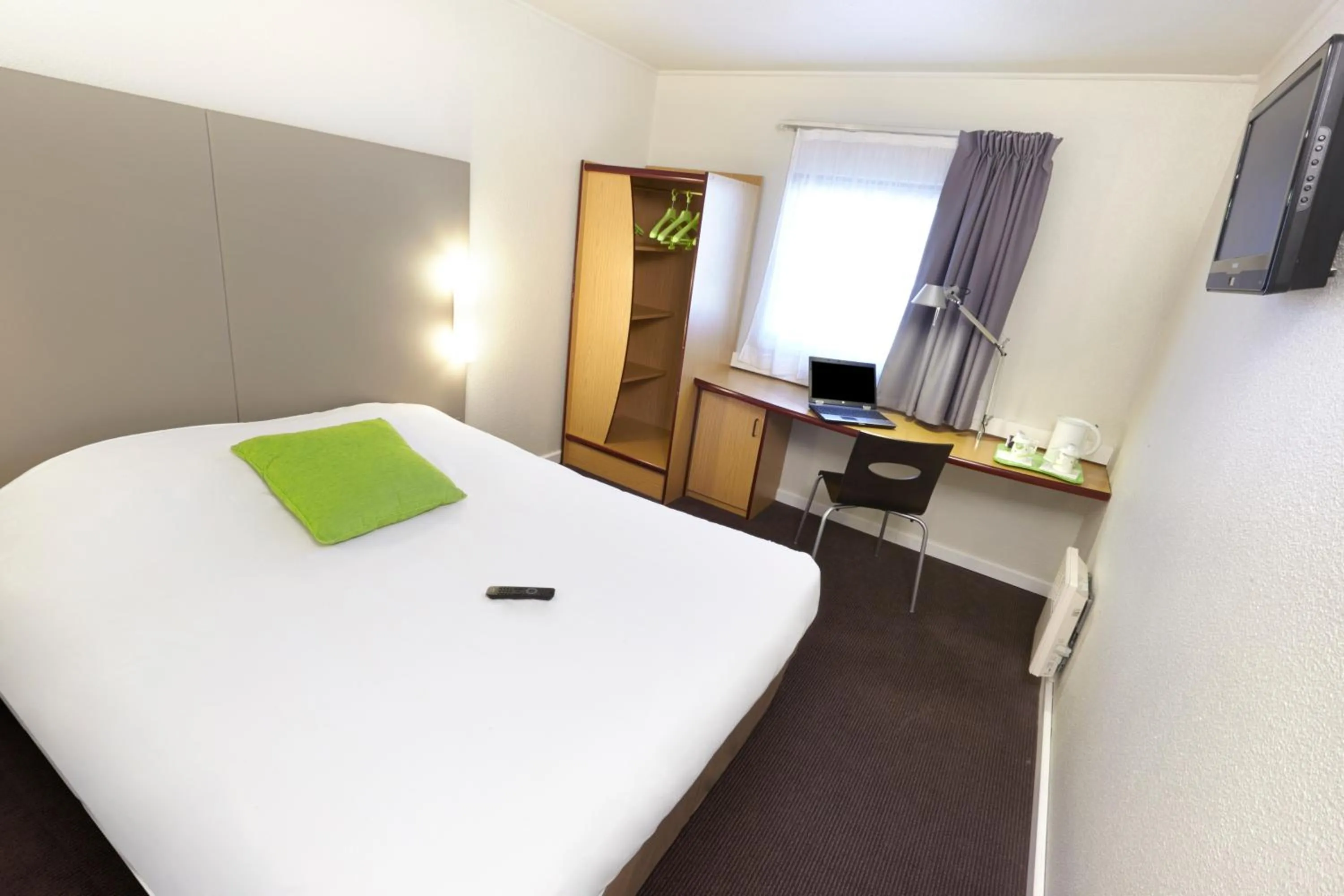 Bedroom, Bed in Campanile Paris Est - Porte de Bagnolet