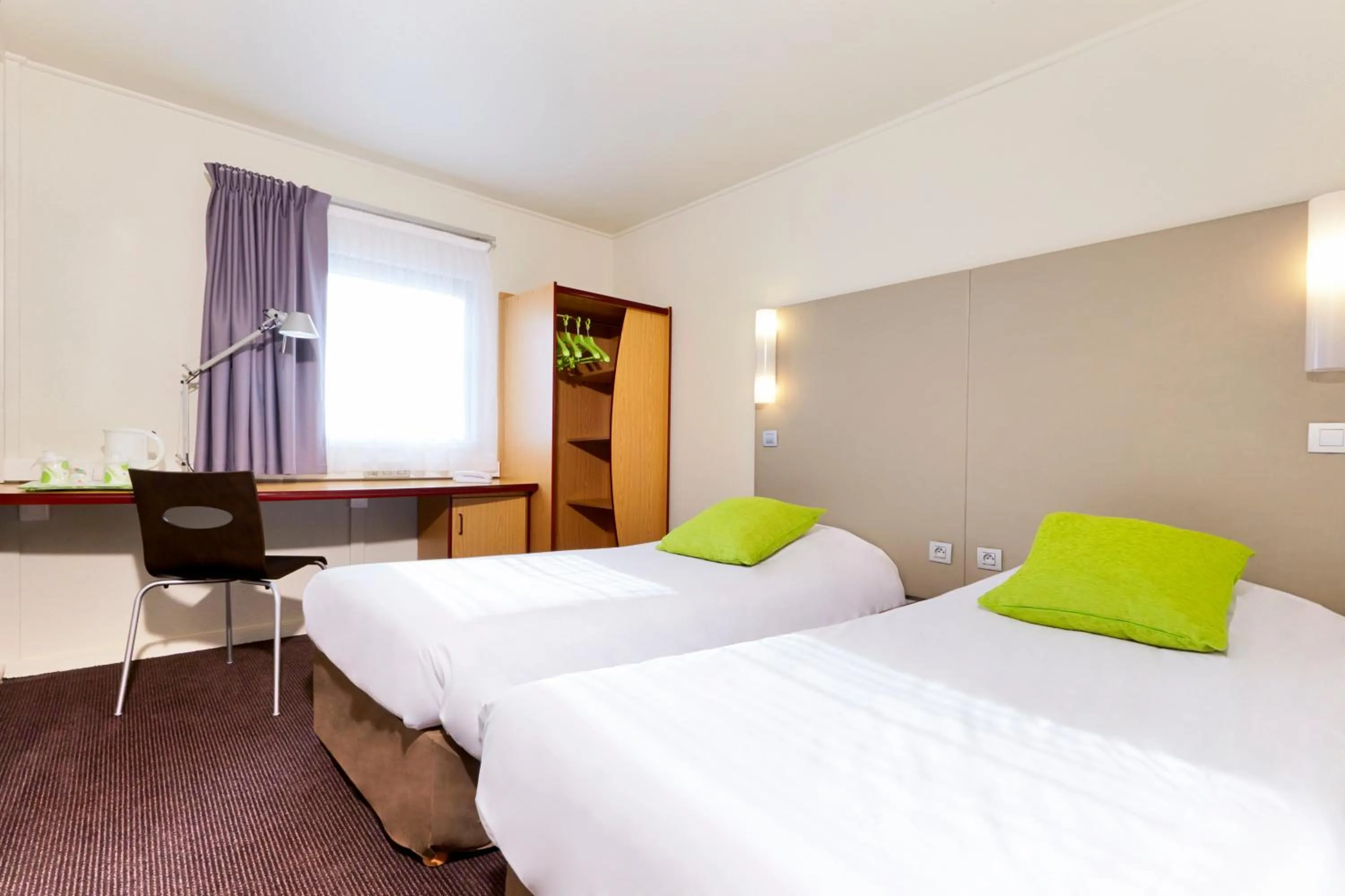 Bedroom, Bed in Campanile Paris Est - Porte de Bagnolet