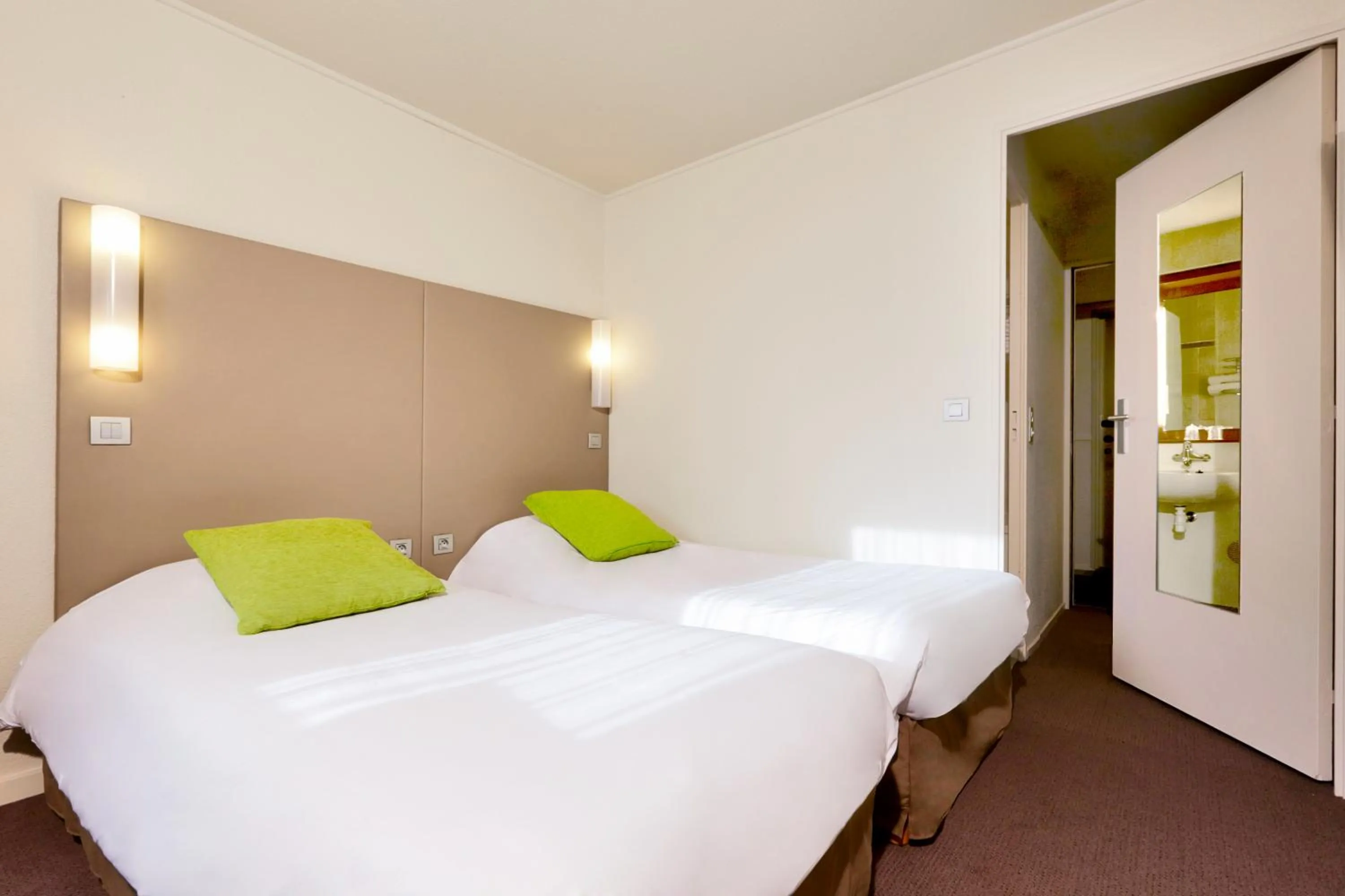 Bedroom, Bed in Campanile Paris Est - Porte de Bagnolet