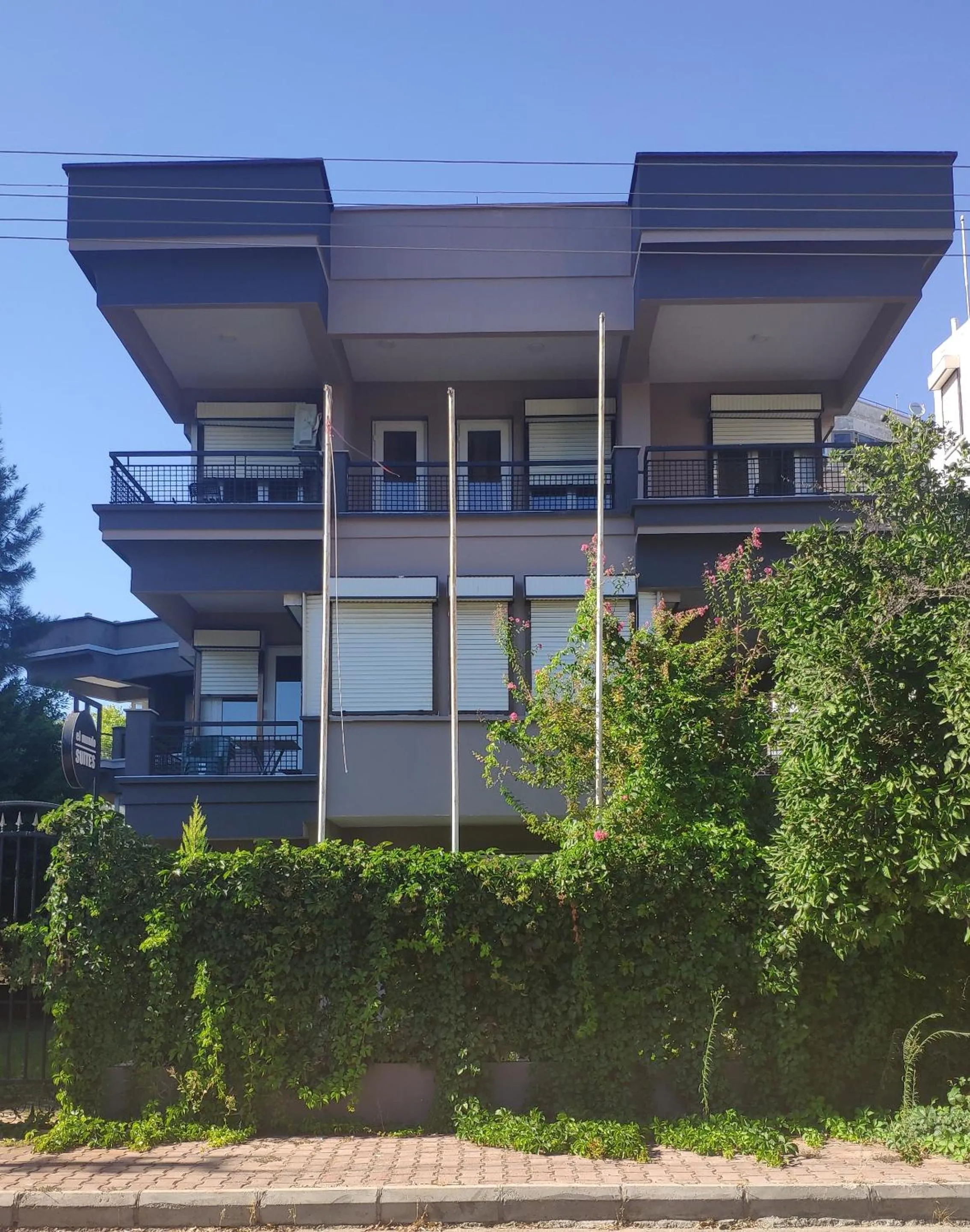 Property building in El Mundo Suites