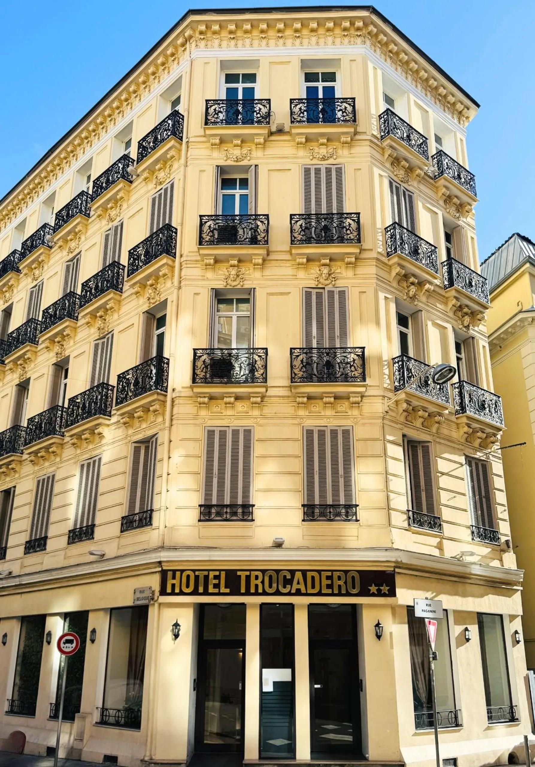Property building in Trocadero