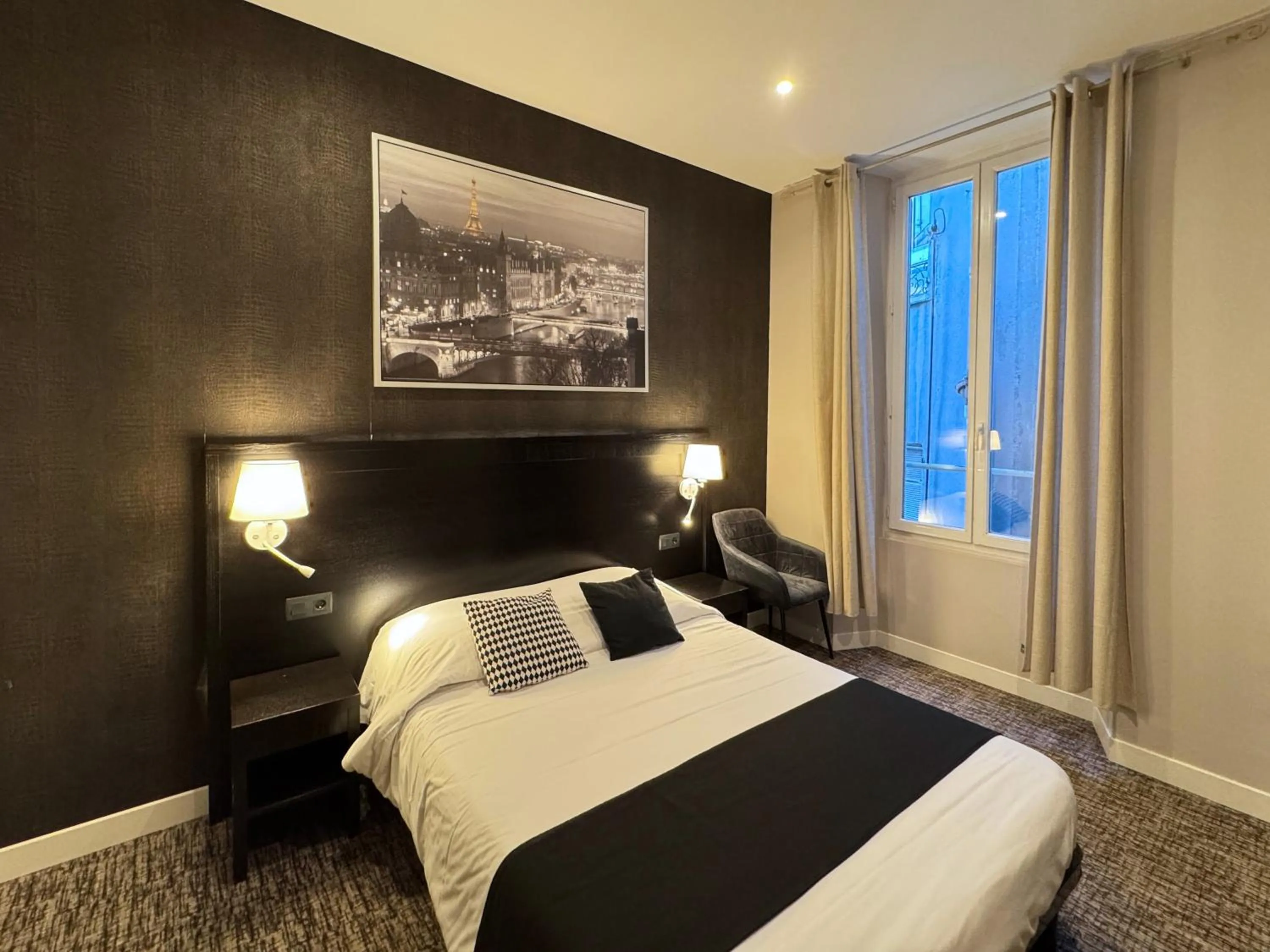 Bedroom, Bed in Trocadero