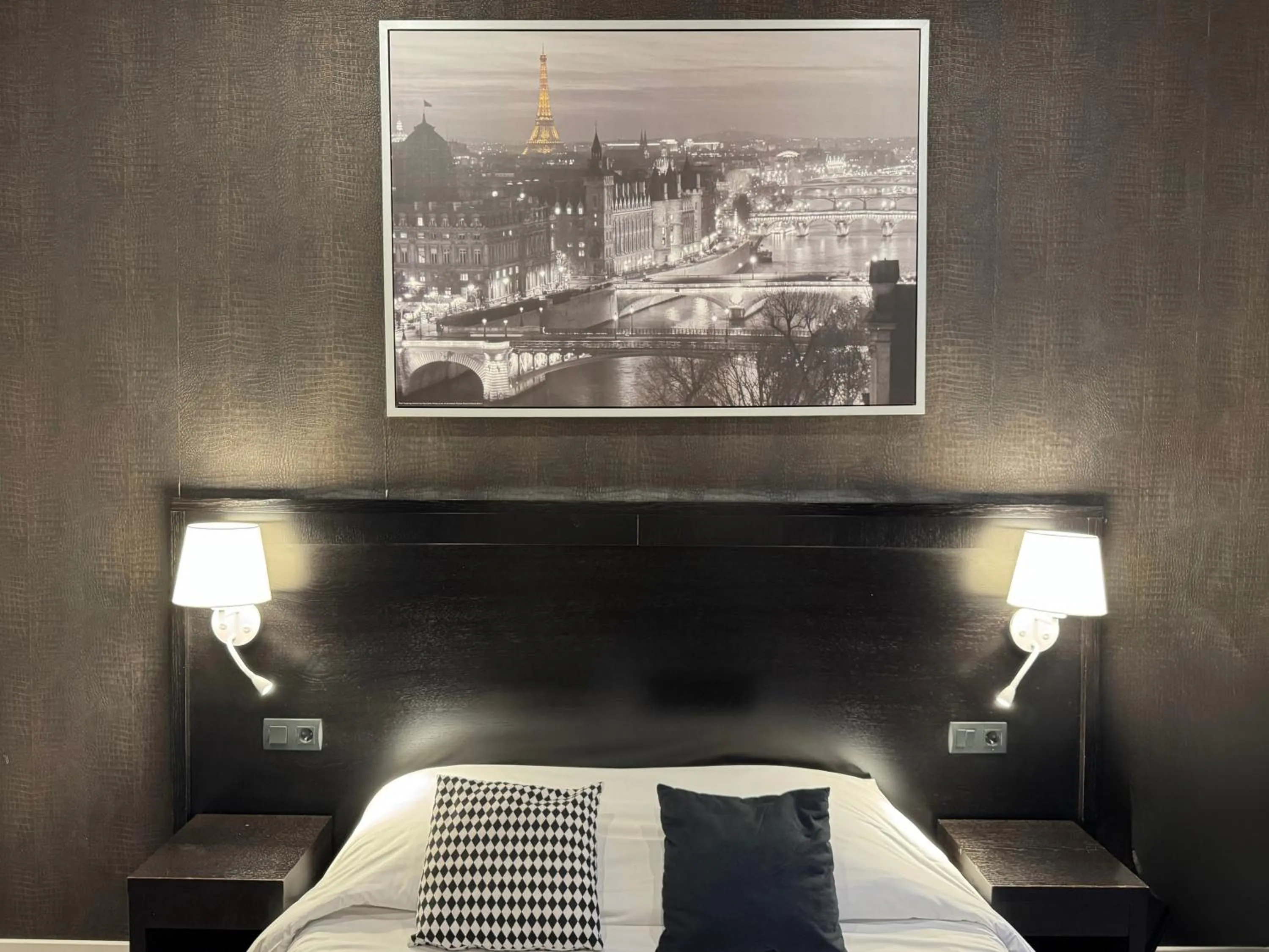 Bedroom, Bed in Trocadero