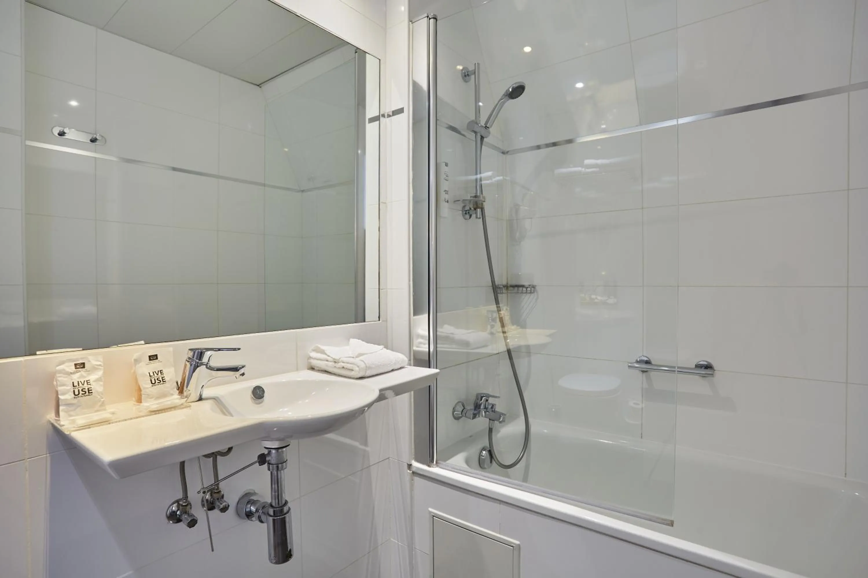 Shower in Hotel Beaugrenelle Tour Eiffel