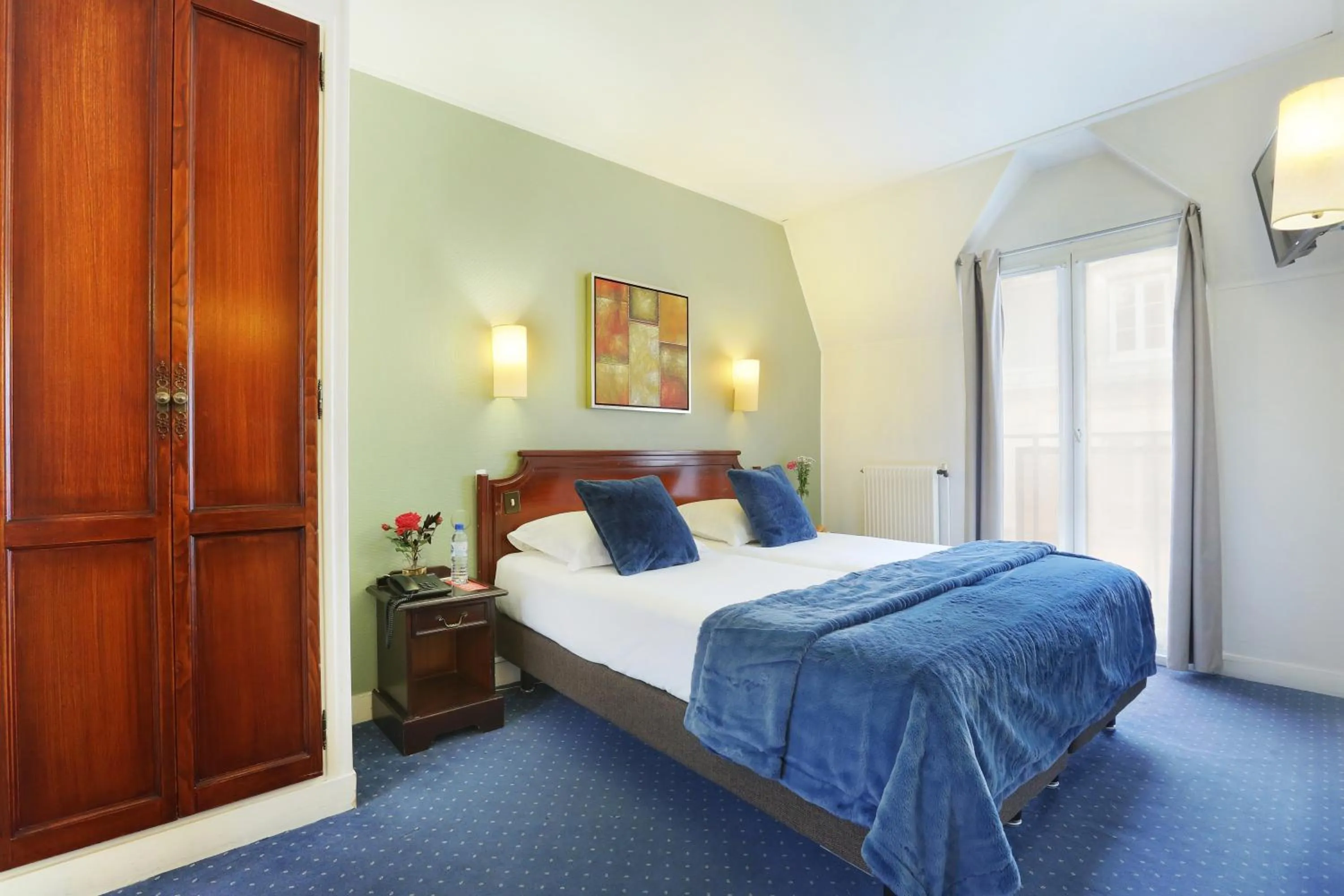 Bed in Hotel Beaugrenelle Tour Eiffel