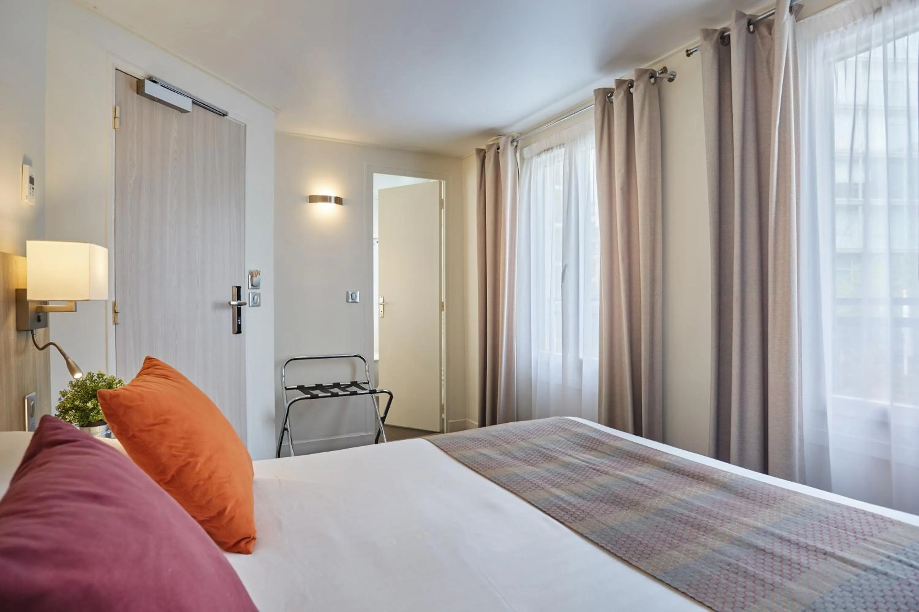 Photo of the whole room, Bed in Hotel Beaugrenelle Tour Eiffel