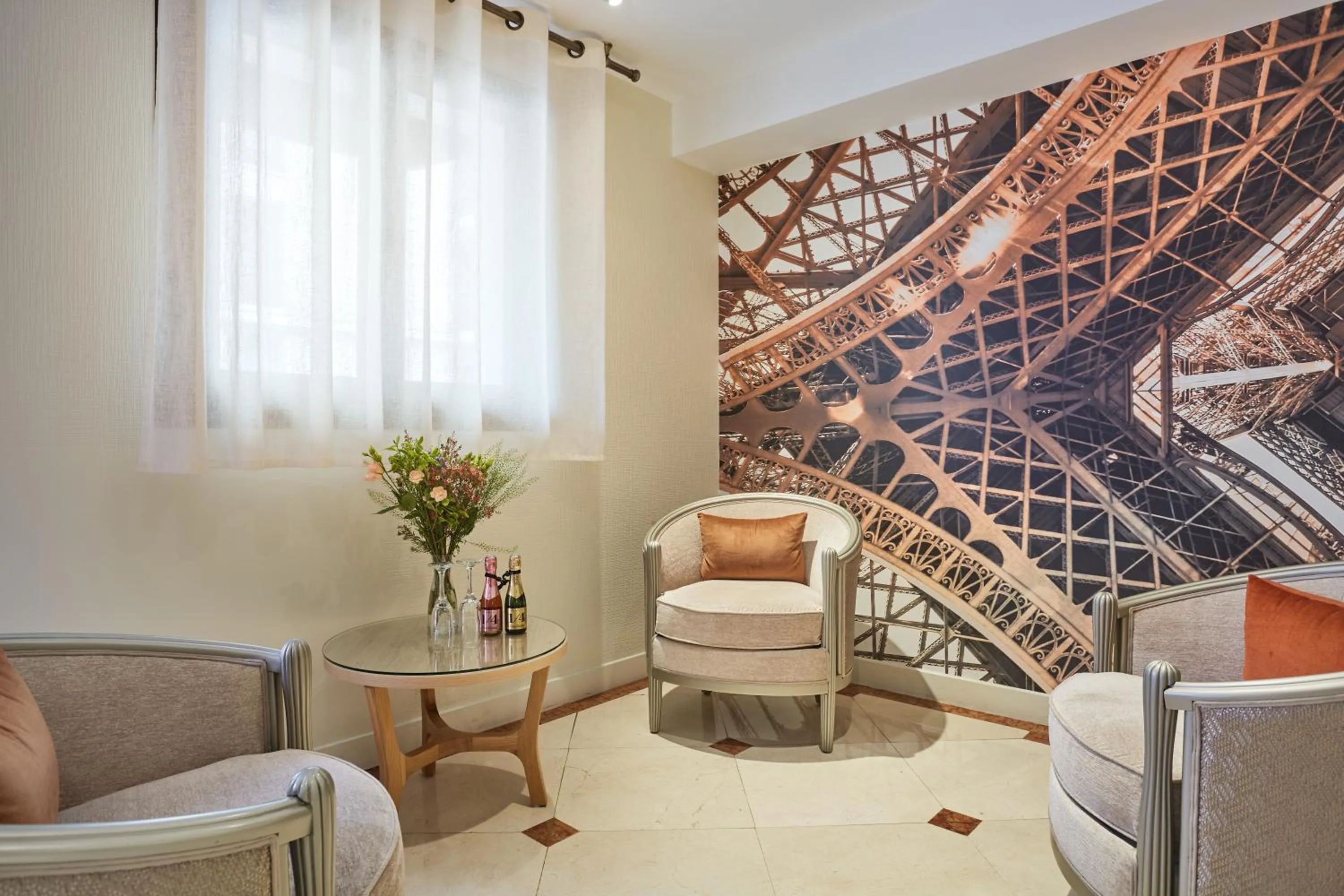 Living room in Hotel Beaugrenelle Tour Eiffel