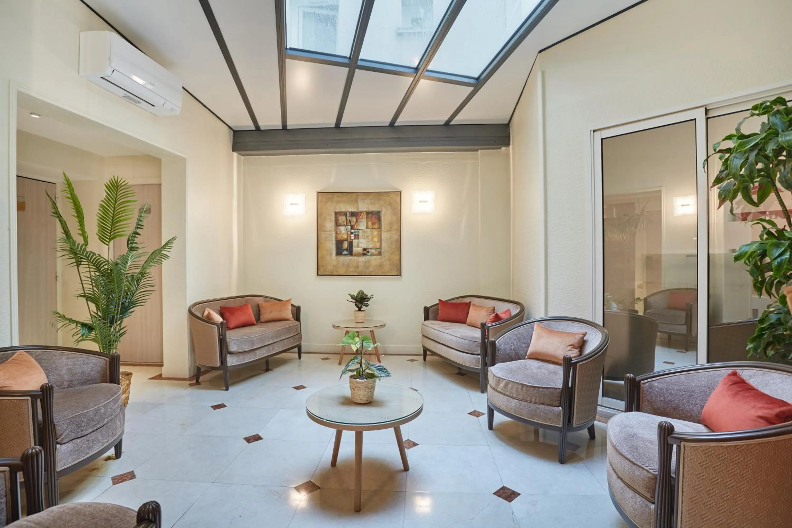 Living room in Hotel Beaugrenelle Tour Eiffel