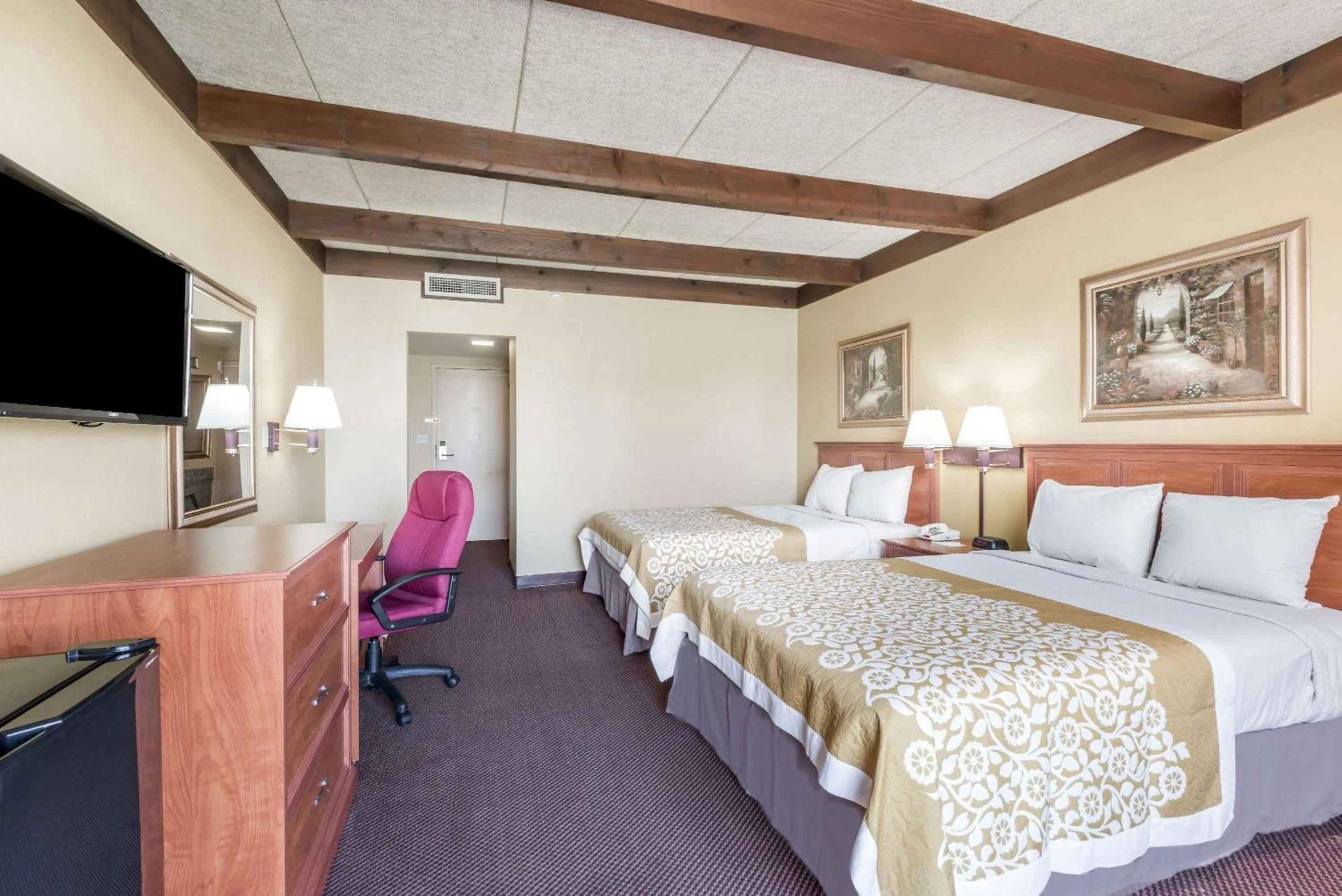 Photo of the whole room, Bed in Days Inn by Wyndham Niles