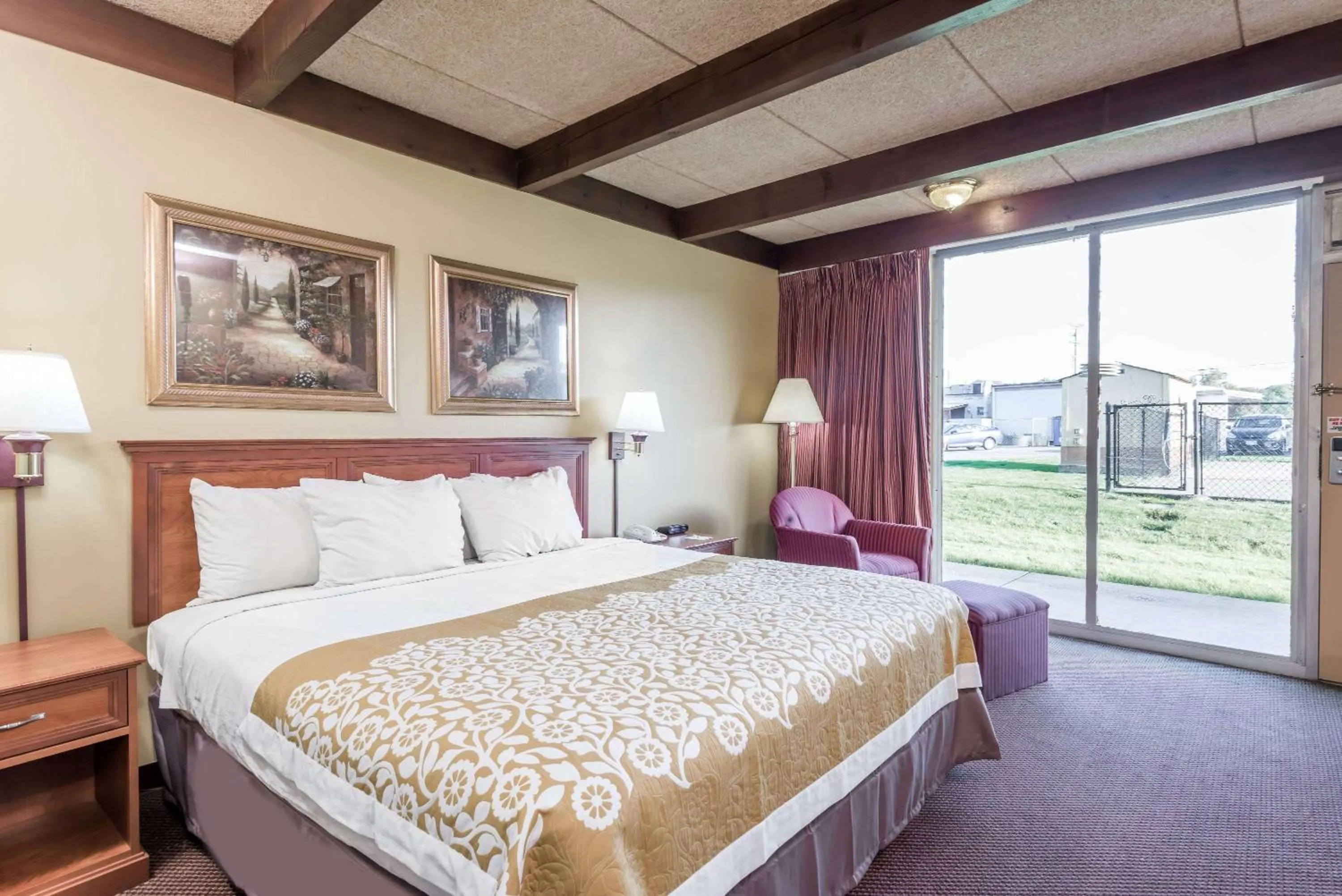 Photo of the whole room, Bed in Days Inn by Wyndham Niles