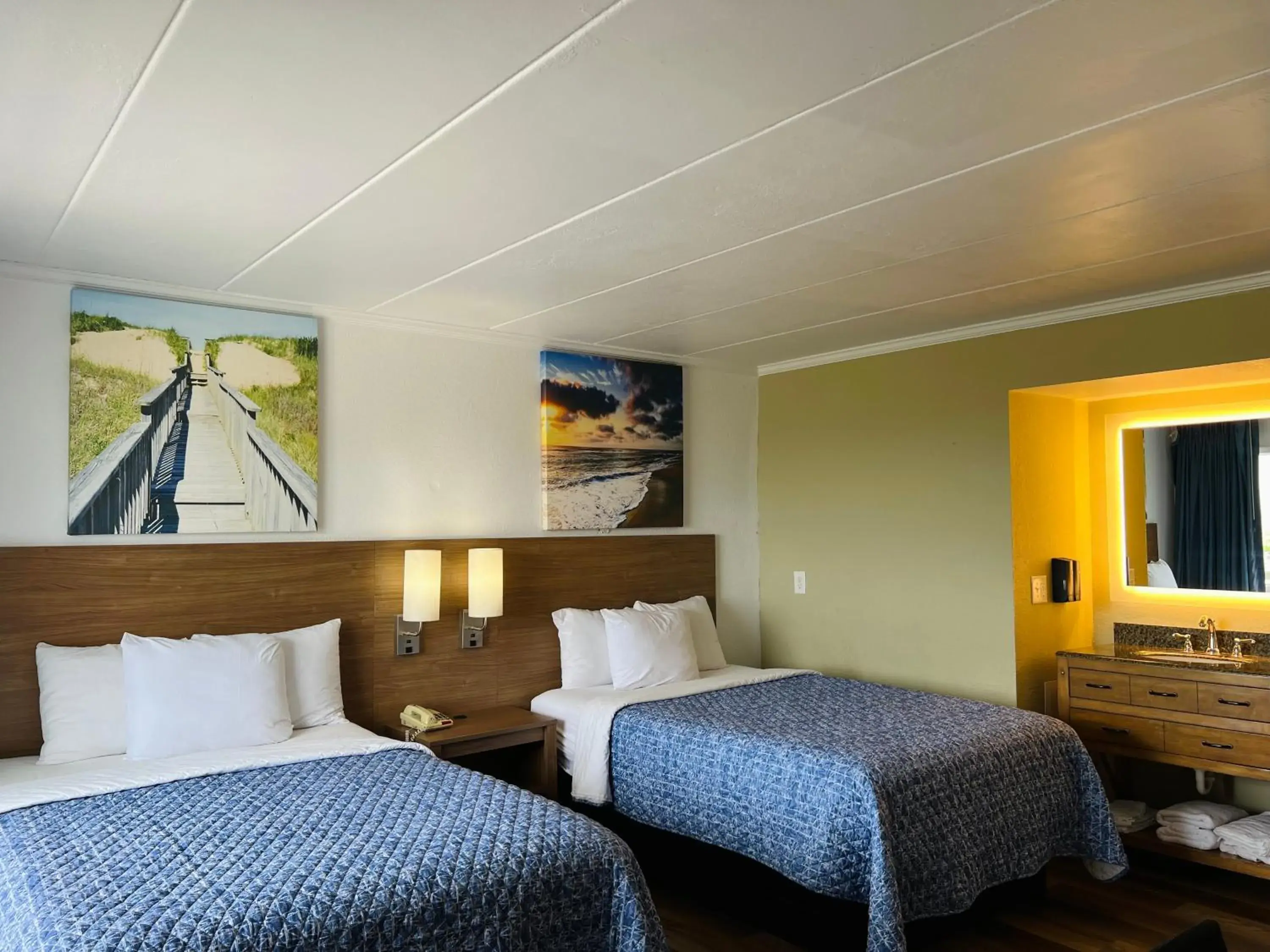 Double Room with Two Double Beds and Street View - single occupancy - Non-Smoking in Mariner Inn And Suites Double Room with Two Double Beds and Street View - single occupancy - Non-Smoking in Mariner Inn And Suites