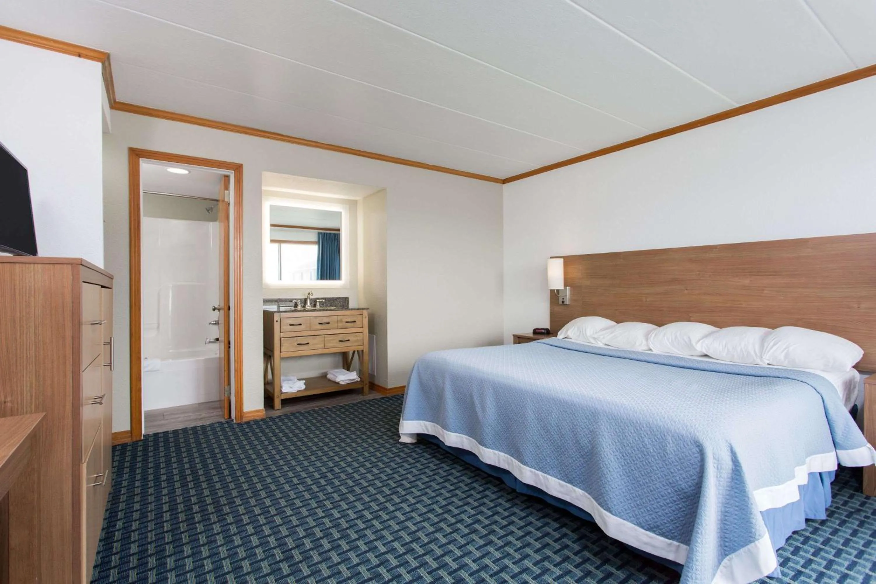 King Room with Street View - single occupancy - Non-Smoking in Mariner Inn And Suites