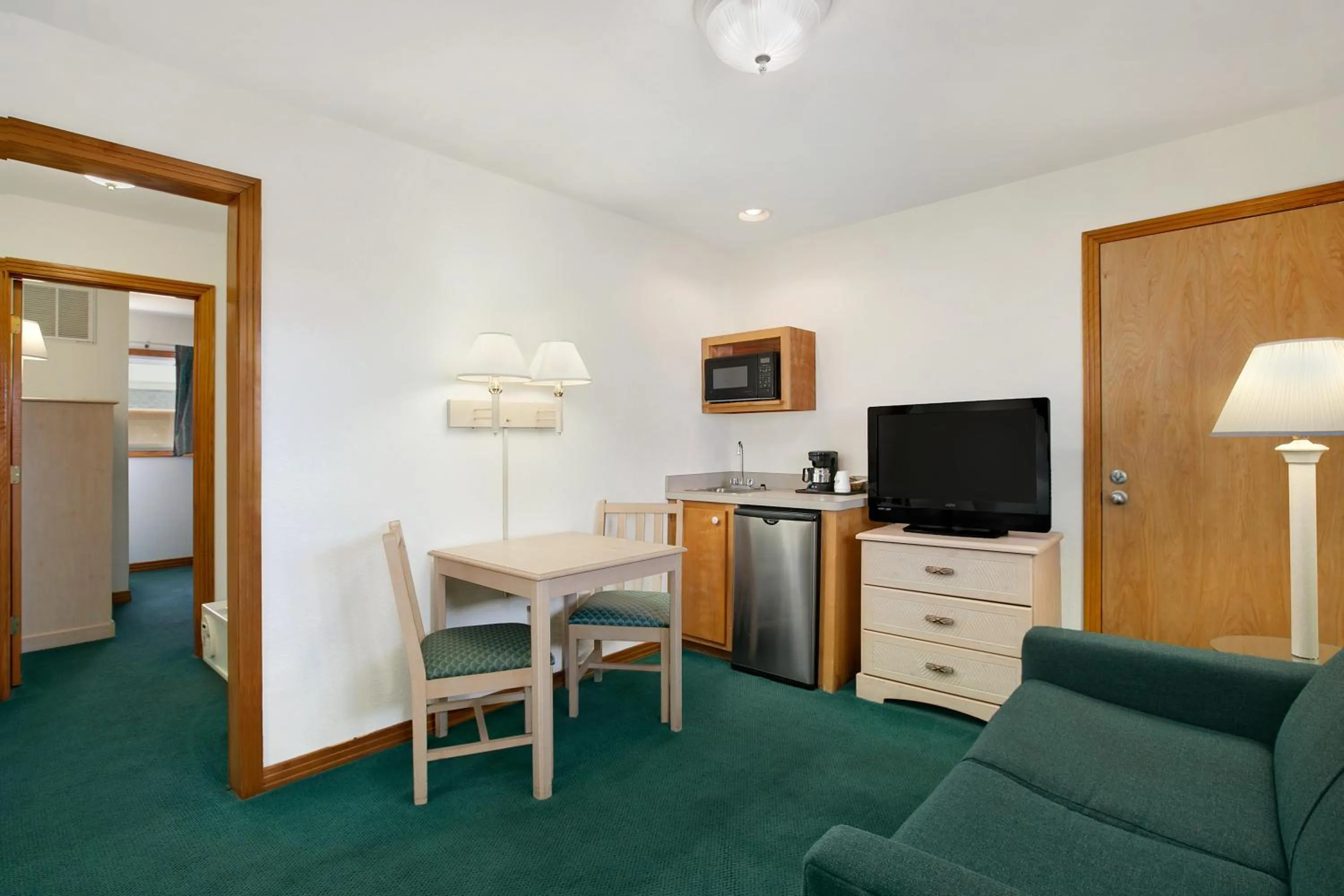 Queen Suite - single occupancy - Non-Smoking in Mariner Inn And Suites