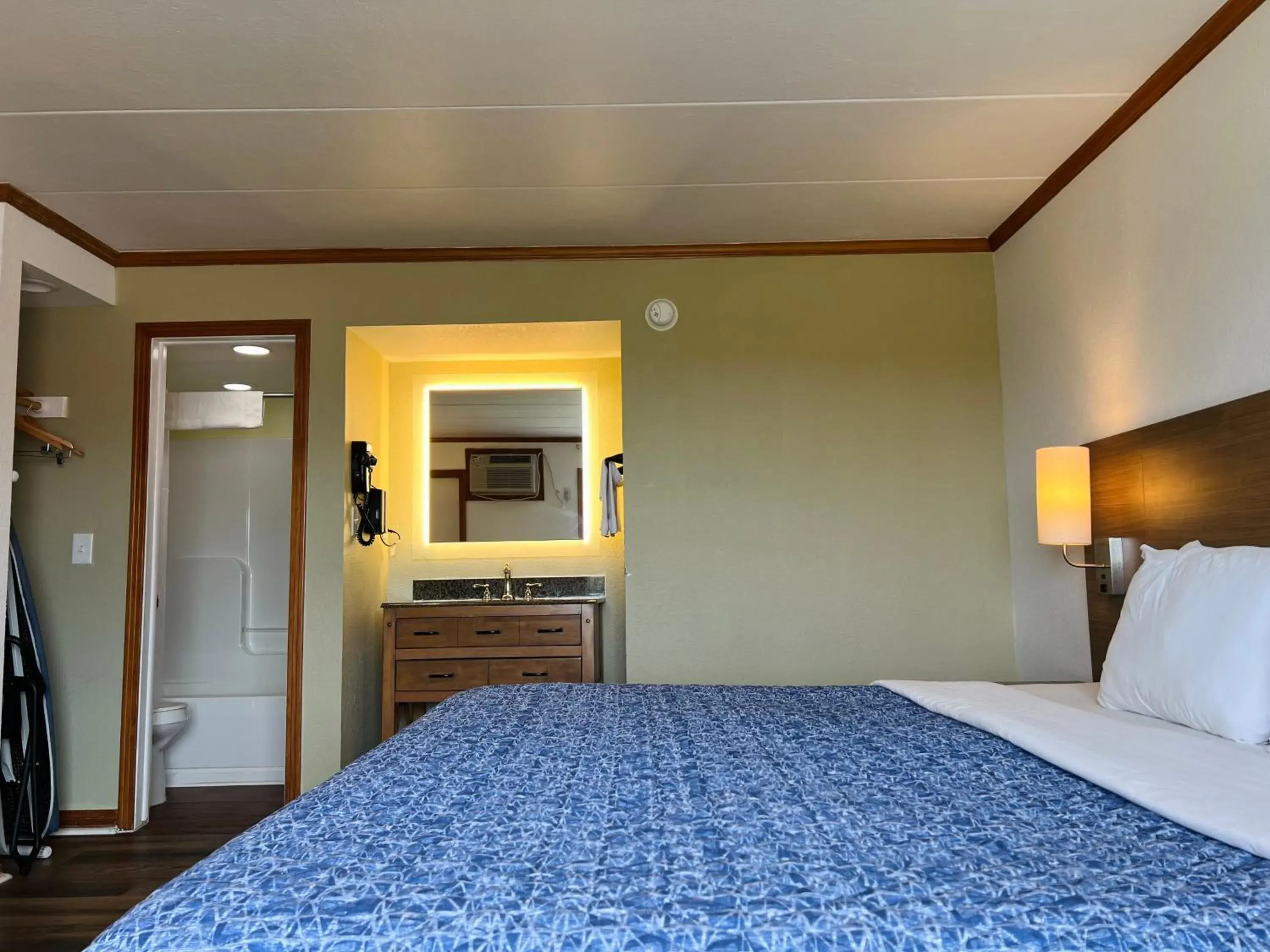 King Room with Street View - single occupancy - Non-Smoking in Mariner Inn And Suites King Room with Street View - single occupancy - Non-Smoking in Mariner Inn And Suites
