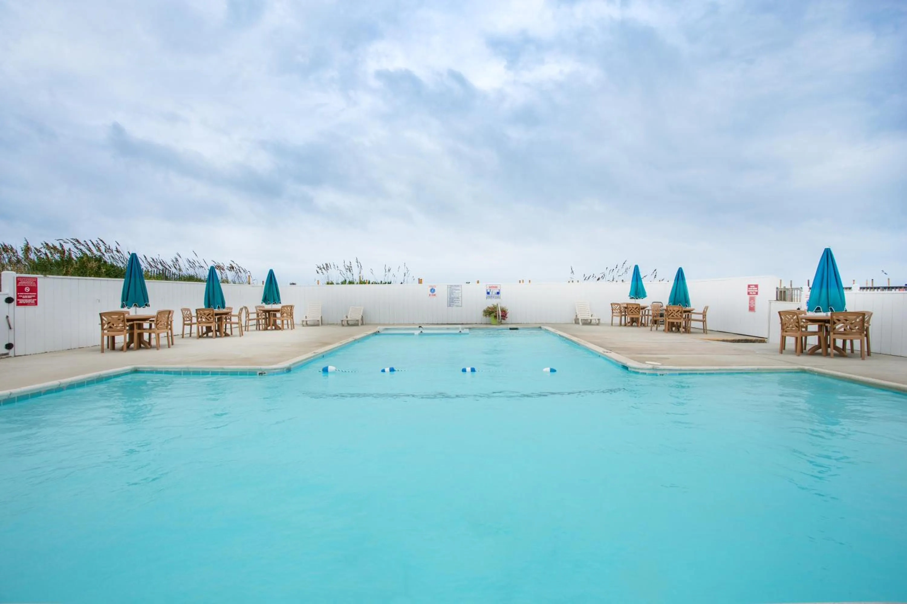 Swimming pool in Mariner Inn And Suites