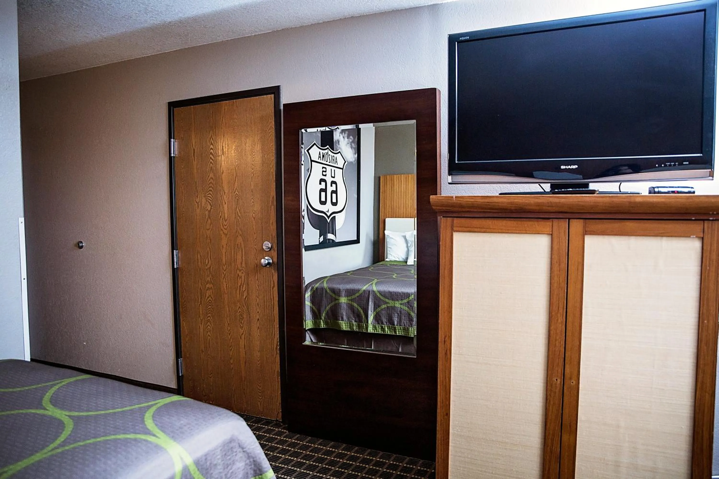 TV and multimedia, Bed in Super 8 by Wyndham Holbrook