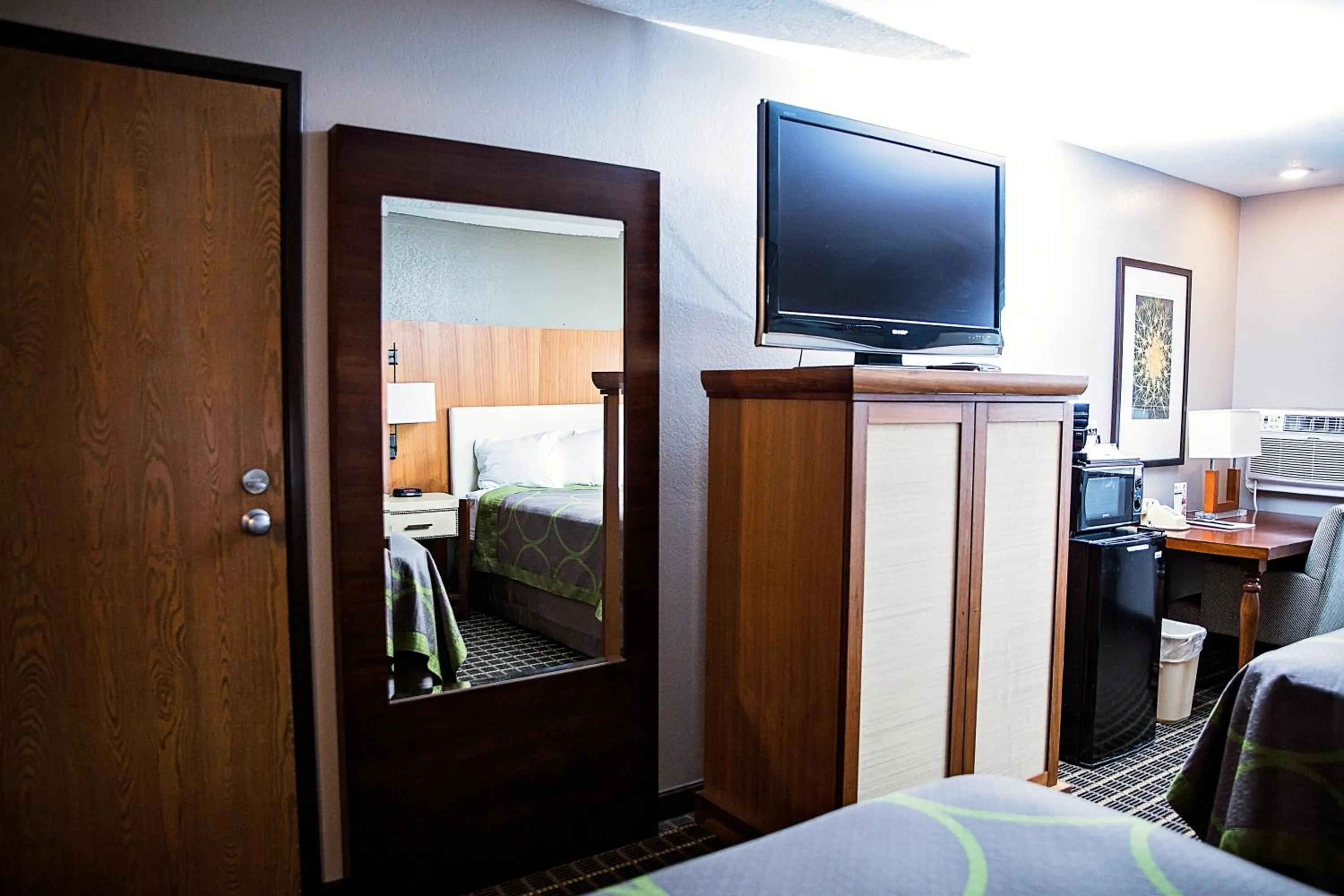 TV and multimedia, Bed in Super 8 by Wyndham Holbrook