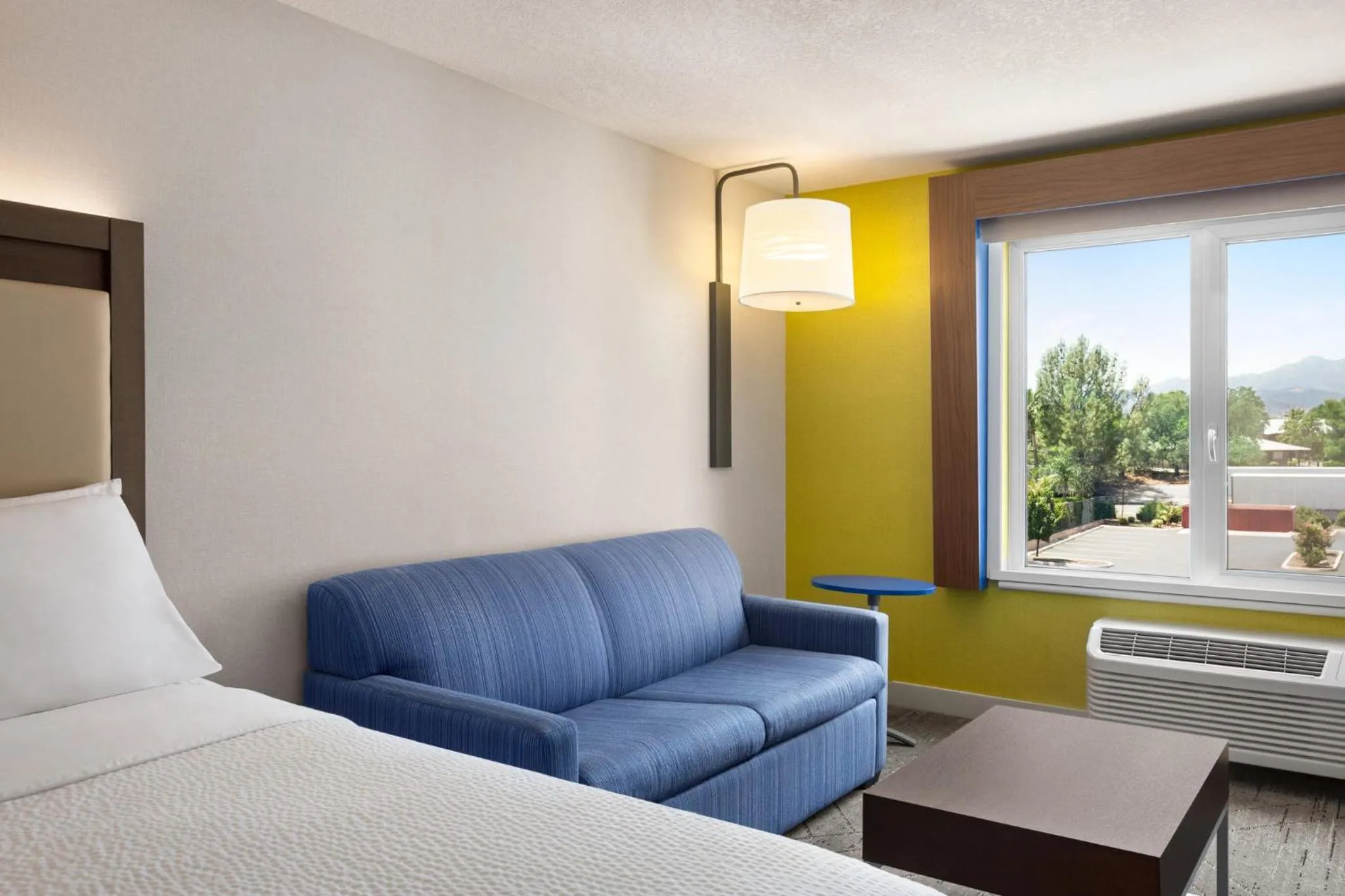 Photo of the whole room, Bed in Holiday Inn Express & Suites - Redding by IHG