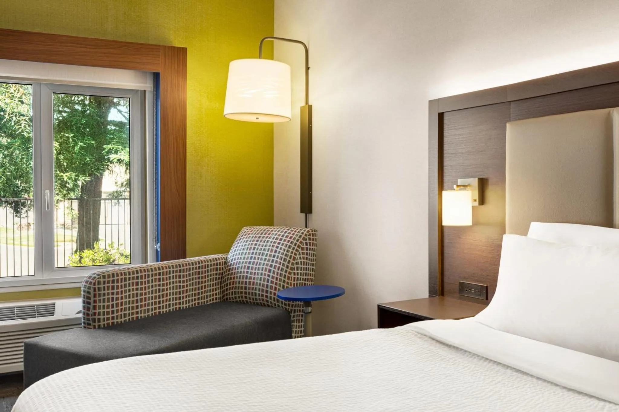 Photo of the whole room, Bed in Holiday Inn Express & Suites - Redding by IHG