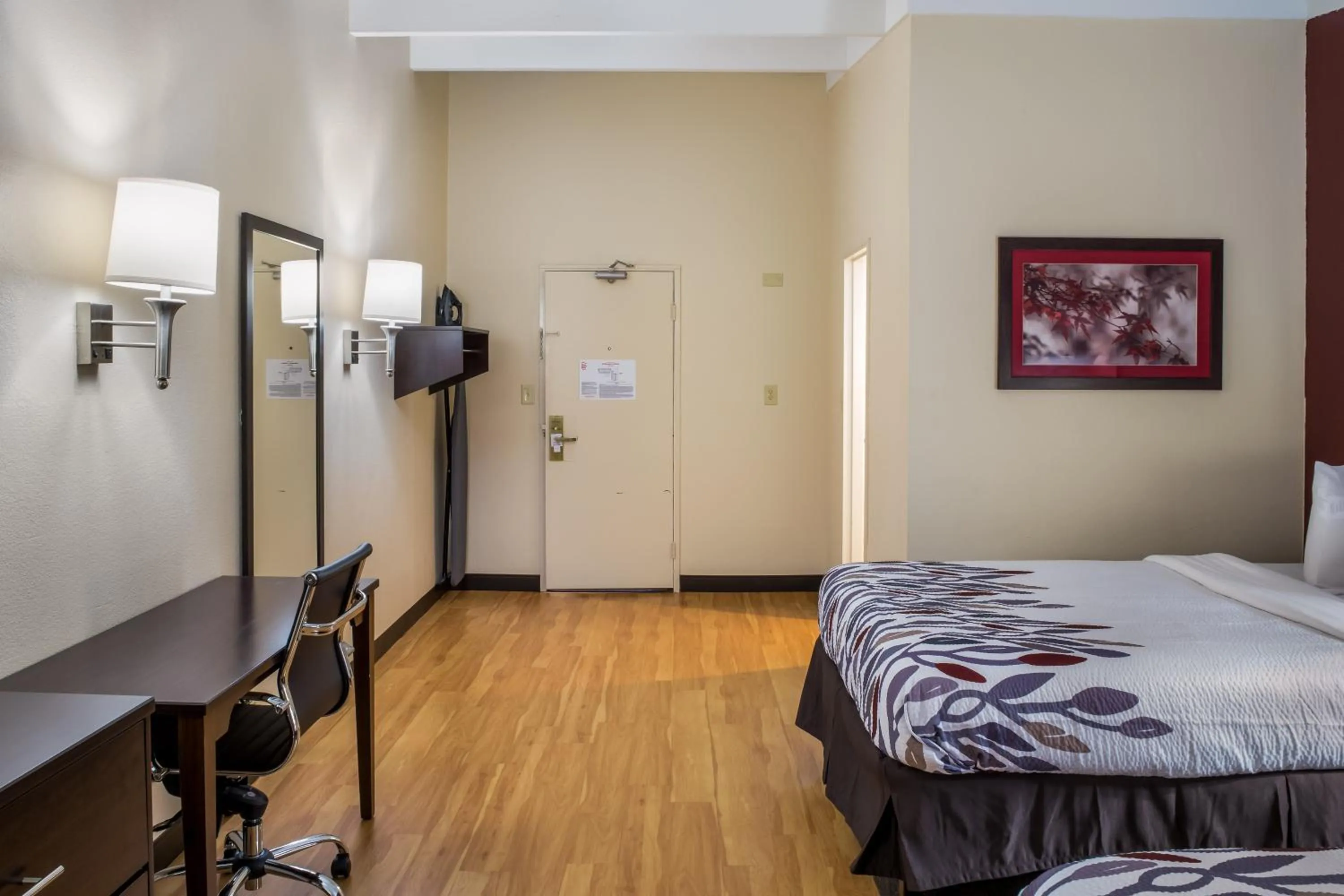 Photo of the whole room, Bed in Red Roof Inn Richmond, IN