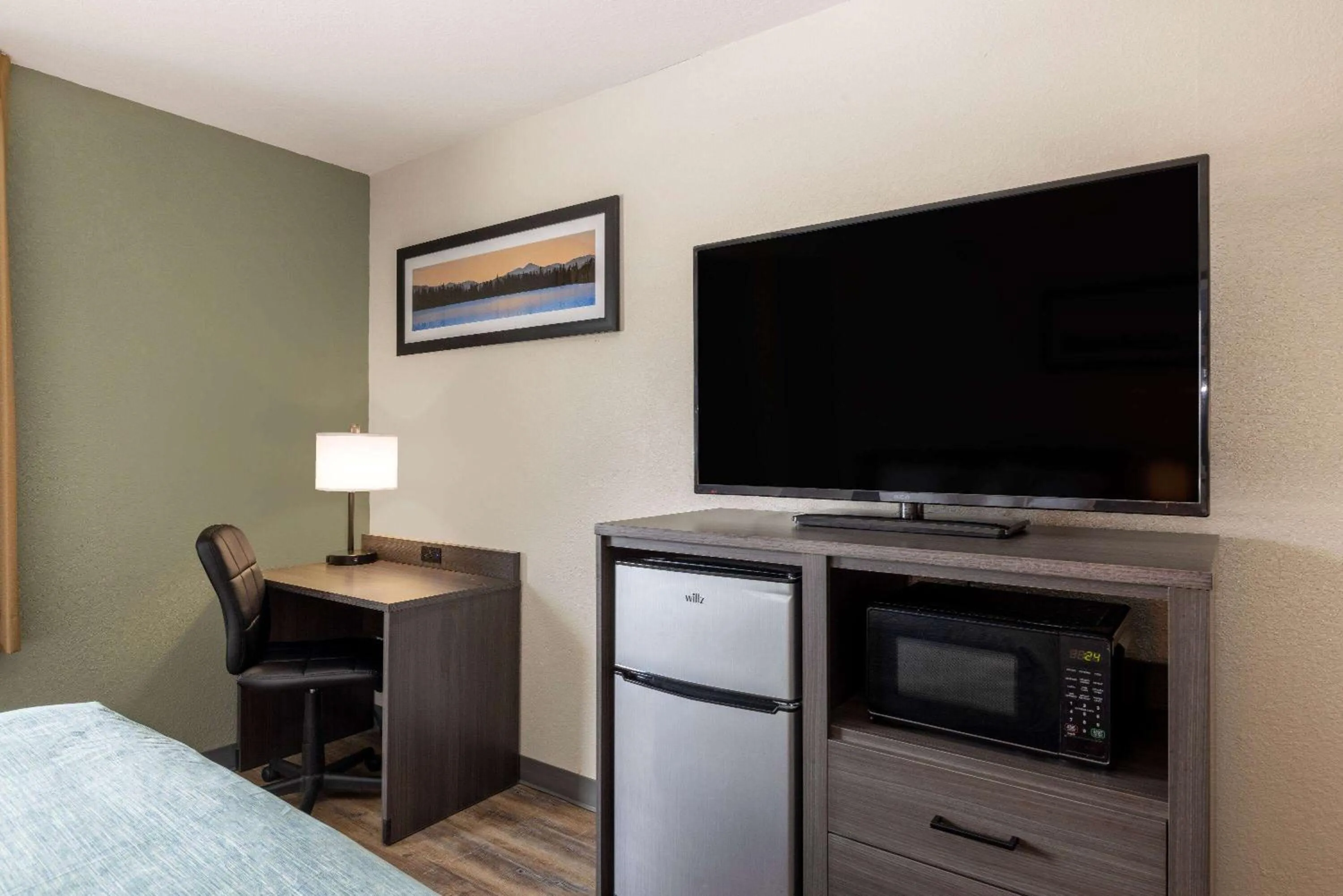 TV and multimedia, Bed in Wingate by Wyndham Butte City Center