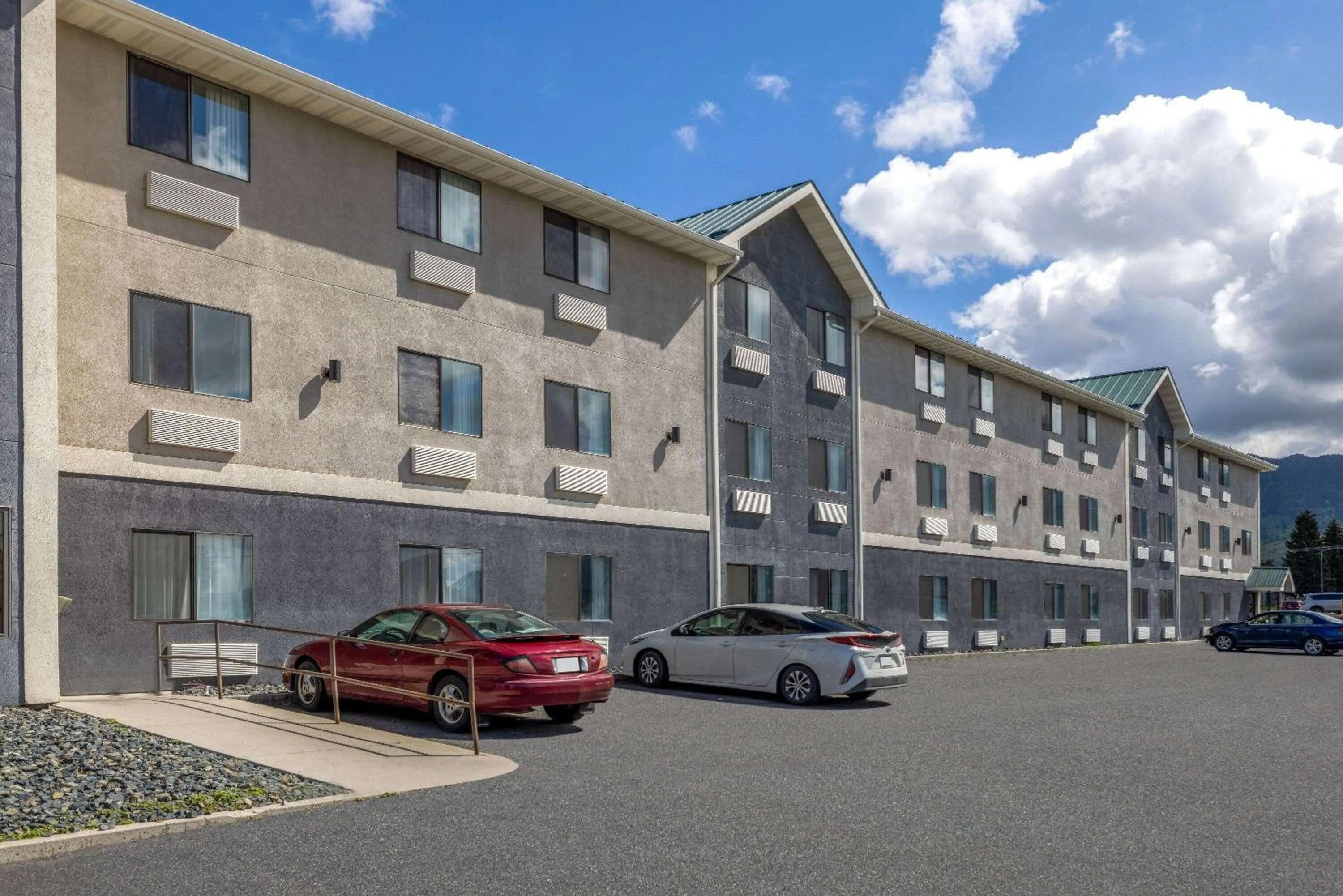 Property building in Wingate by Wyndham Butte City Center