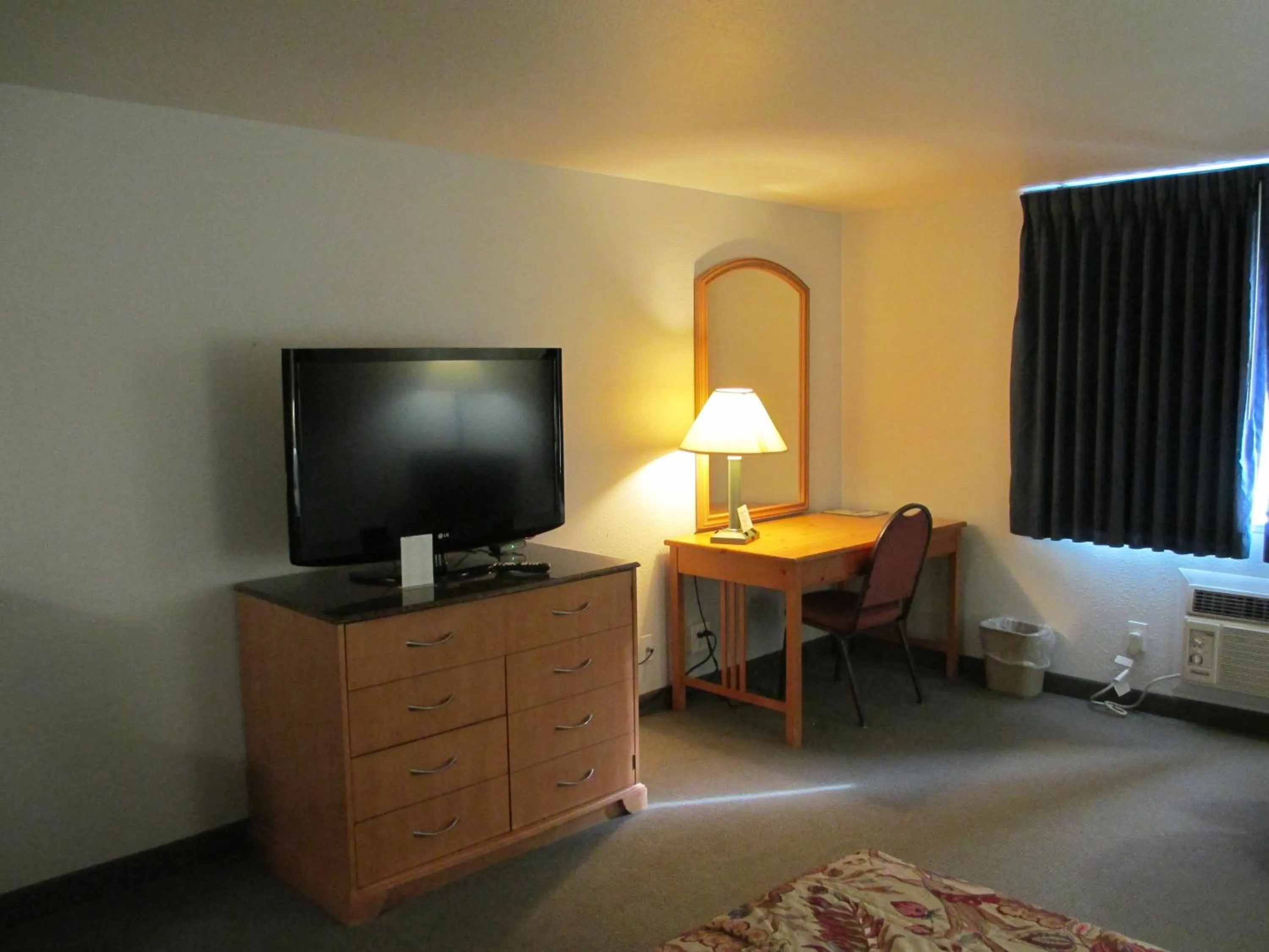 Bedroom, Bed in Americas Best Value Inn Billings