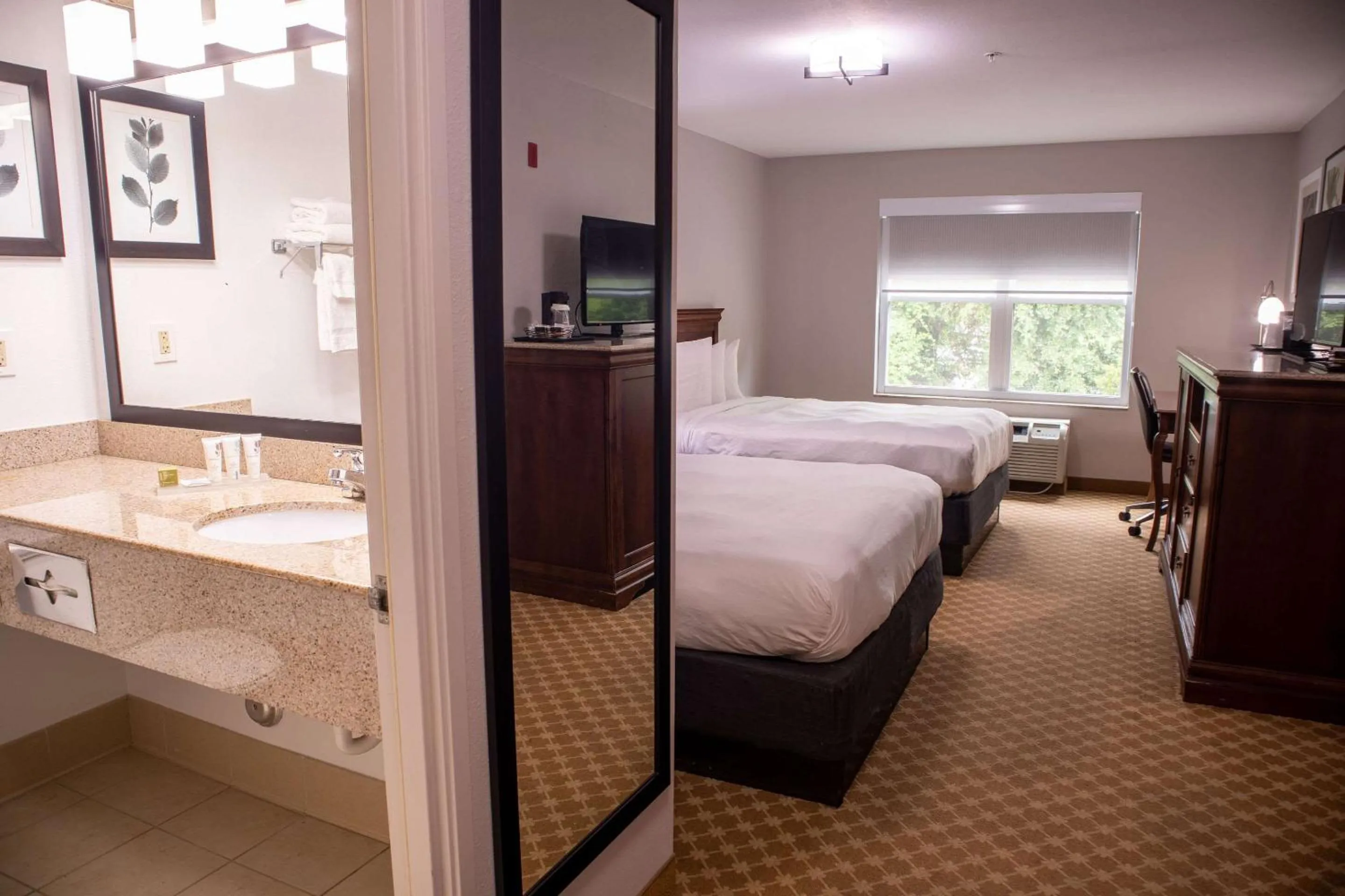 Bedroom, Bed in Country Inn & Suites by Radisson, Wilmington, NC