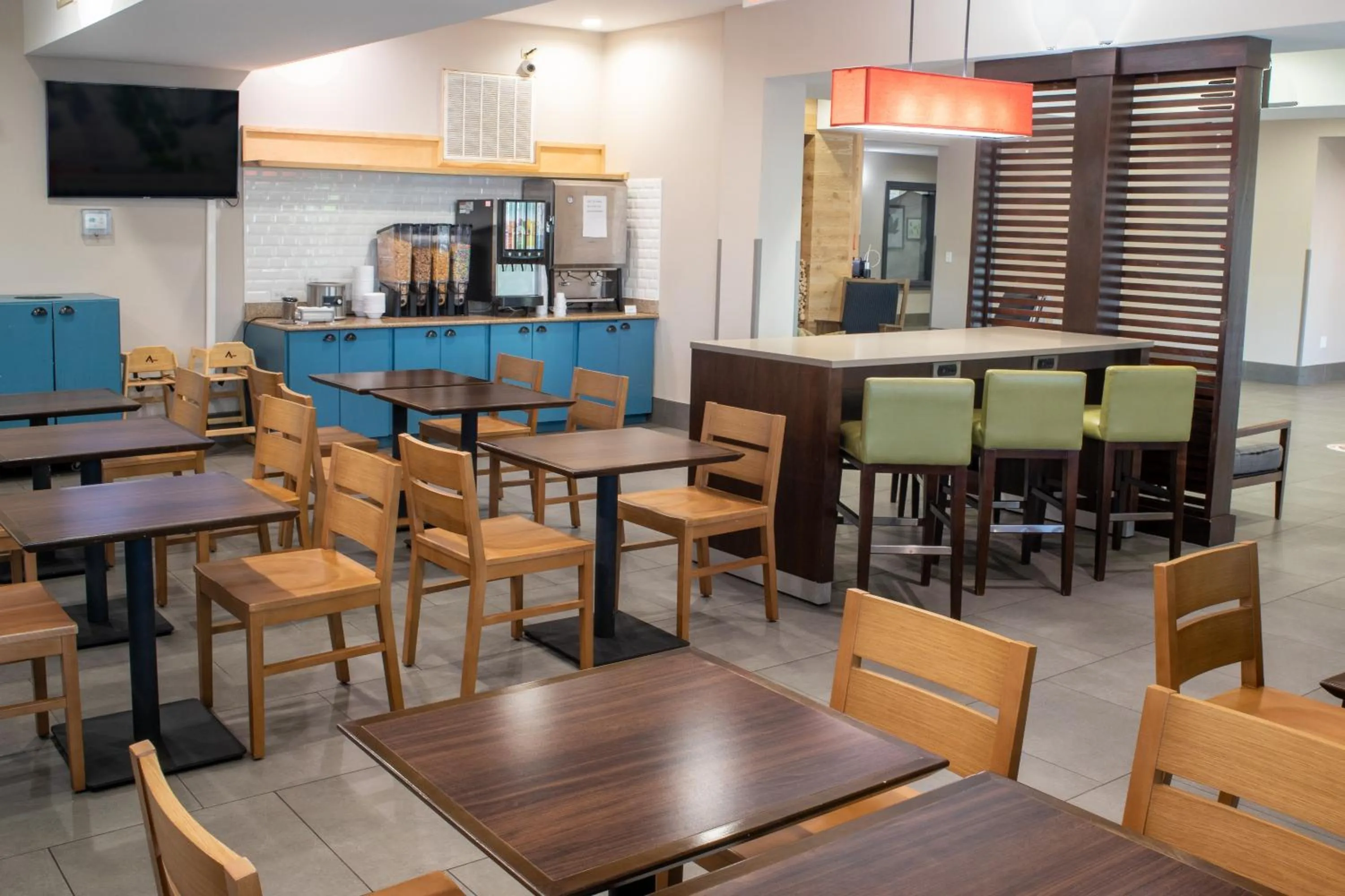 Breakfast in Country Inn & Suites by Radisson, Wilmington, NC