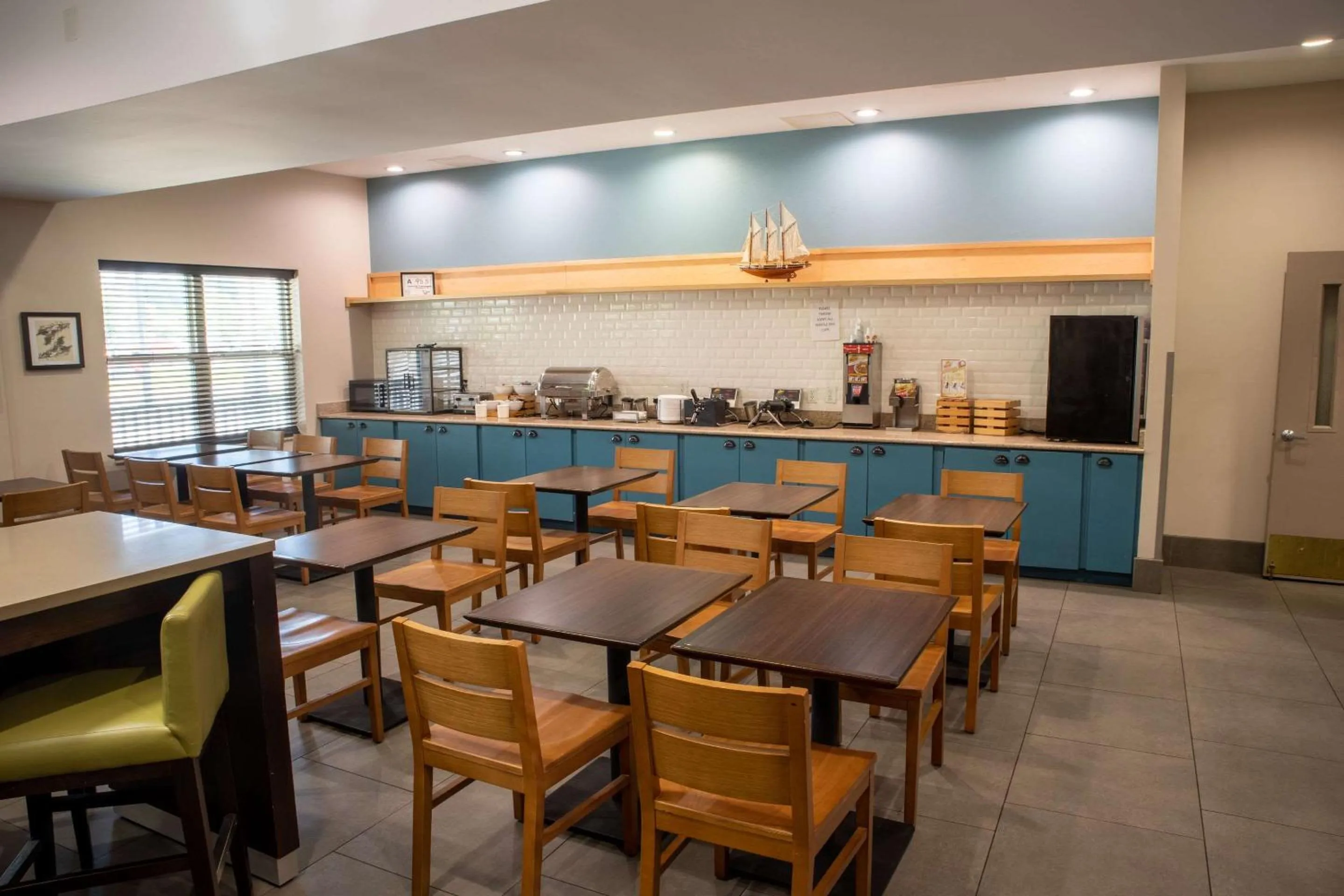 Breakfast in Country Inn & Suites by Radisson, Wilmington, NC