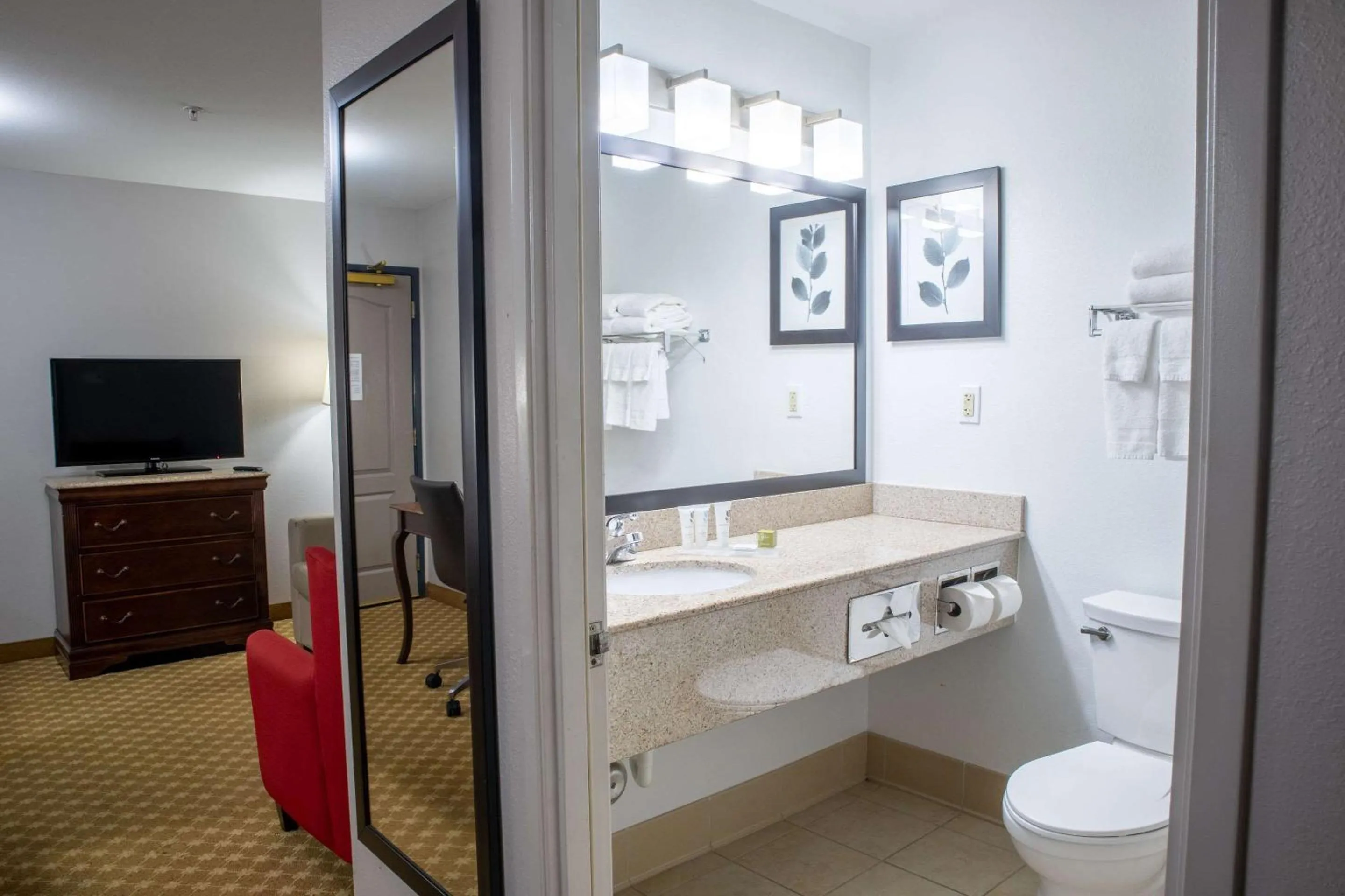 Bedroom in Country Inn & Suites by Radisson, Wilmington, NC