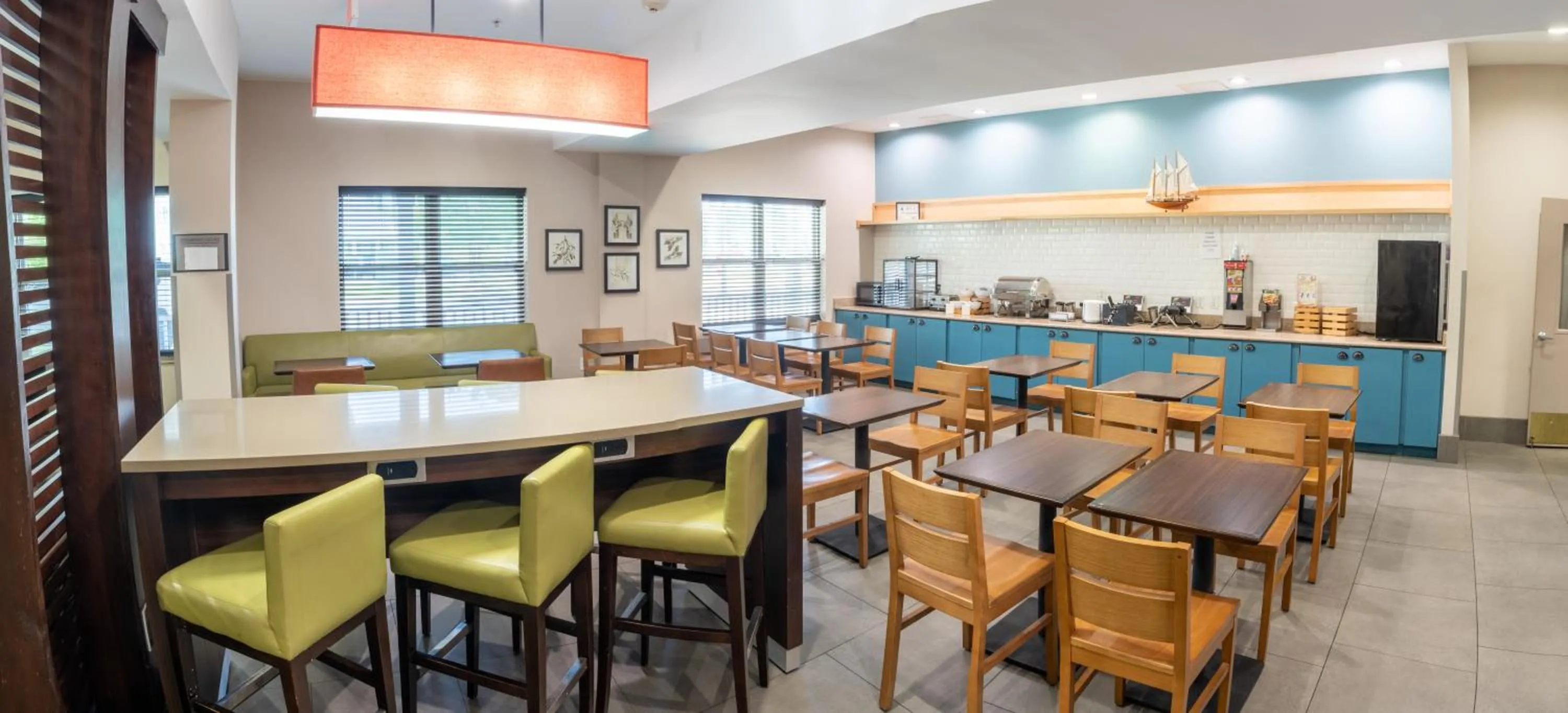 Breakfast in Country Inn & Suites by Radisson, Wilmington, NC