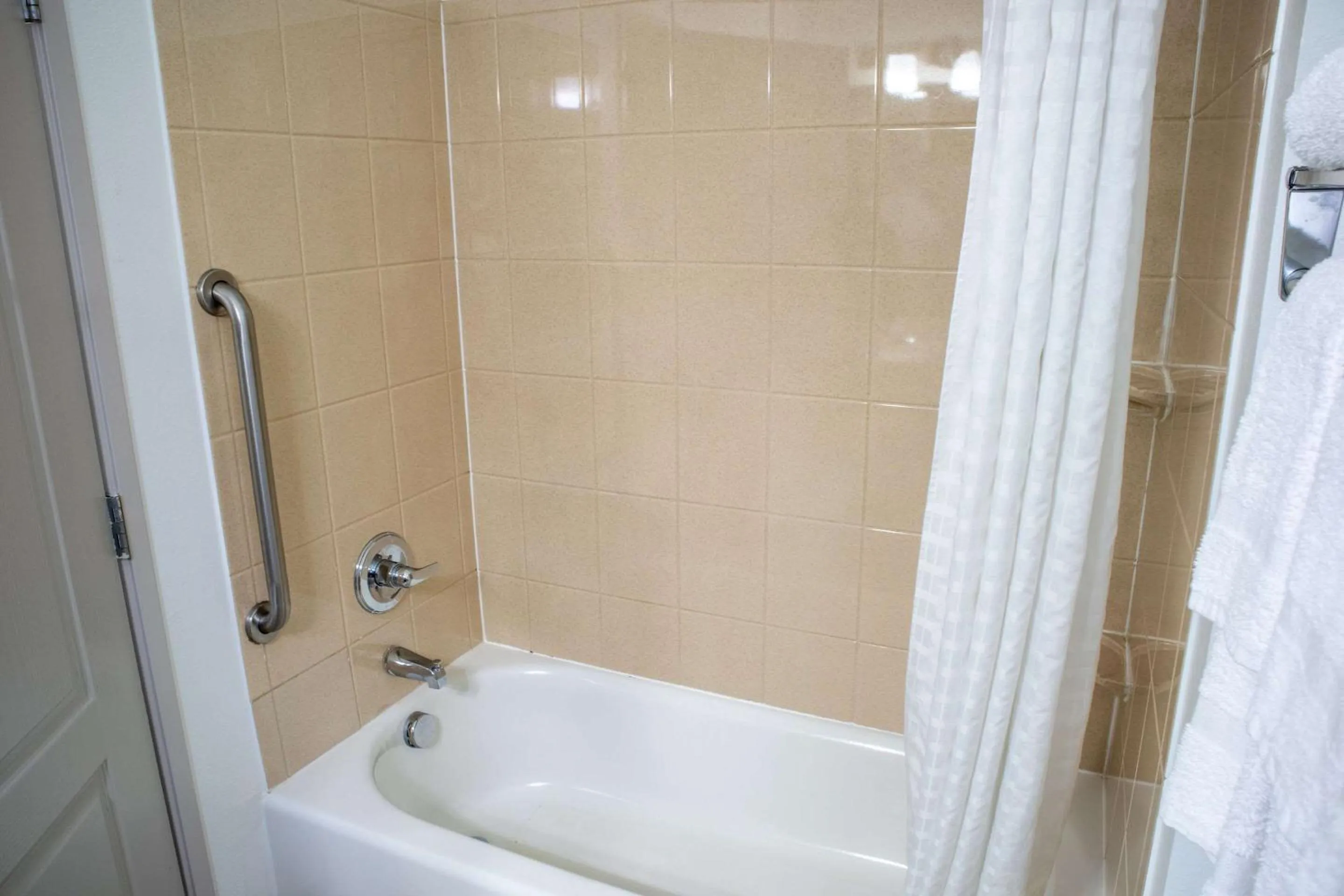 Bedroom in Country Inn & Suites by Radisson, Wilmington, NC